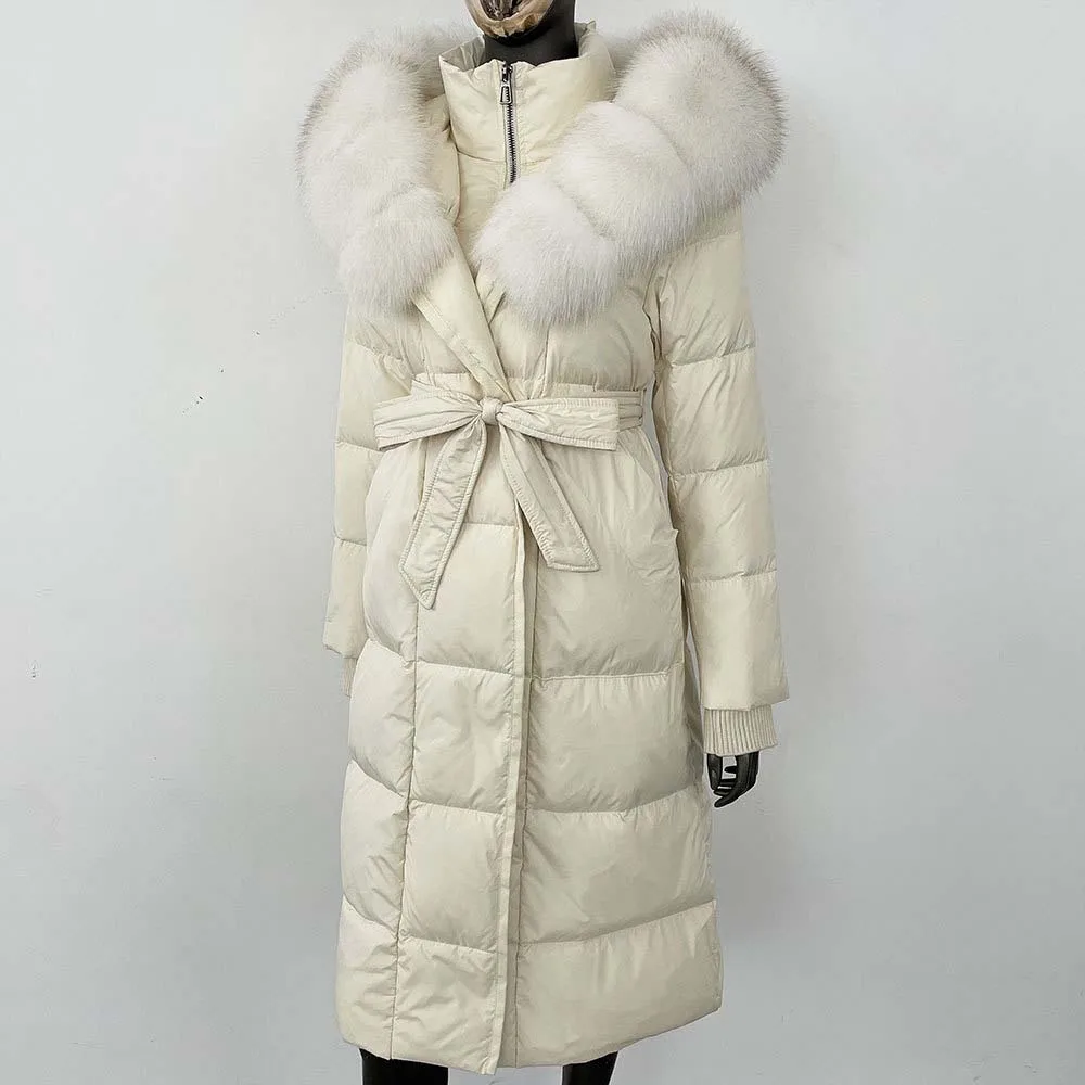 เสื้อแจ็คเก็ตพัฟเฟอร์แบบมีฮู้ดยาว ปี 2025 สำหรับผู้หญิง รุ่นใหม่ ฤดูหนาว อุ่นสบาย ขนห่านสีขาวแท้ พร้อมขนสุนัขจิ้งจอกแท้