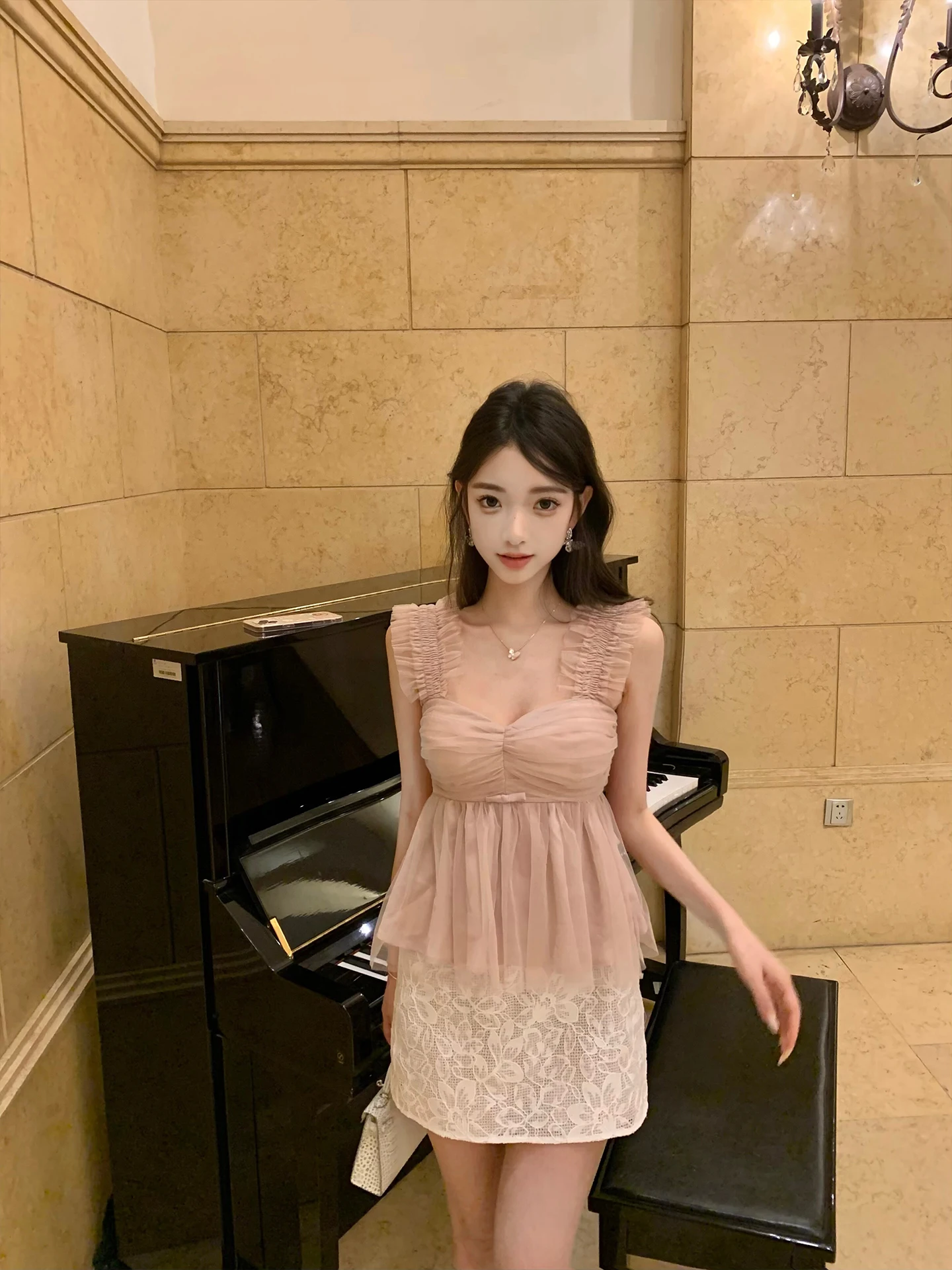 

Комплект J Studio Mis: розовая кружевная футболка, юбка-трапеция и брюки. Женский модный летний наряд Pure Desire Me с деталями из лент.