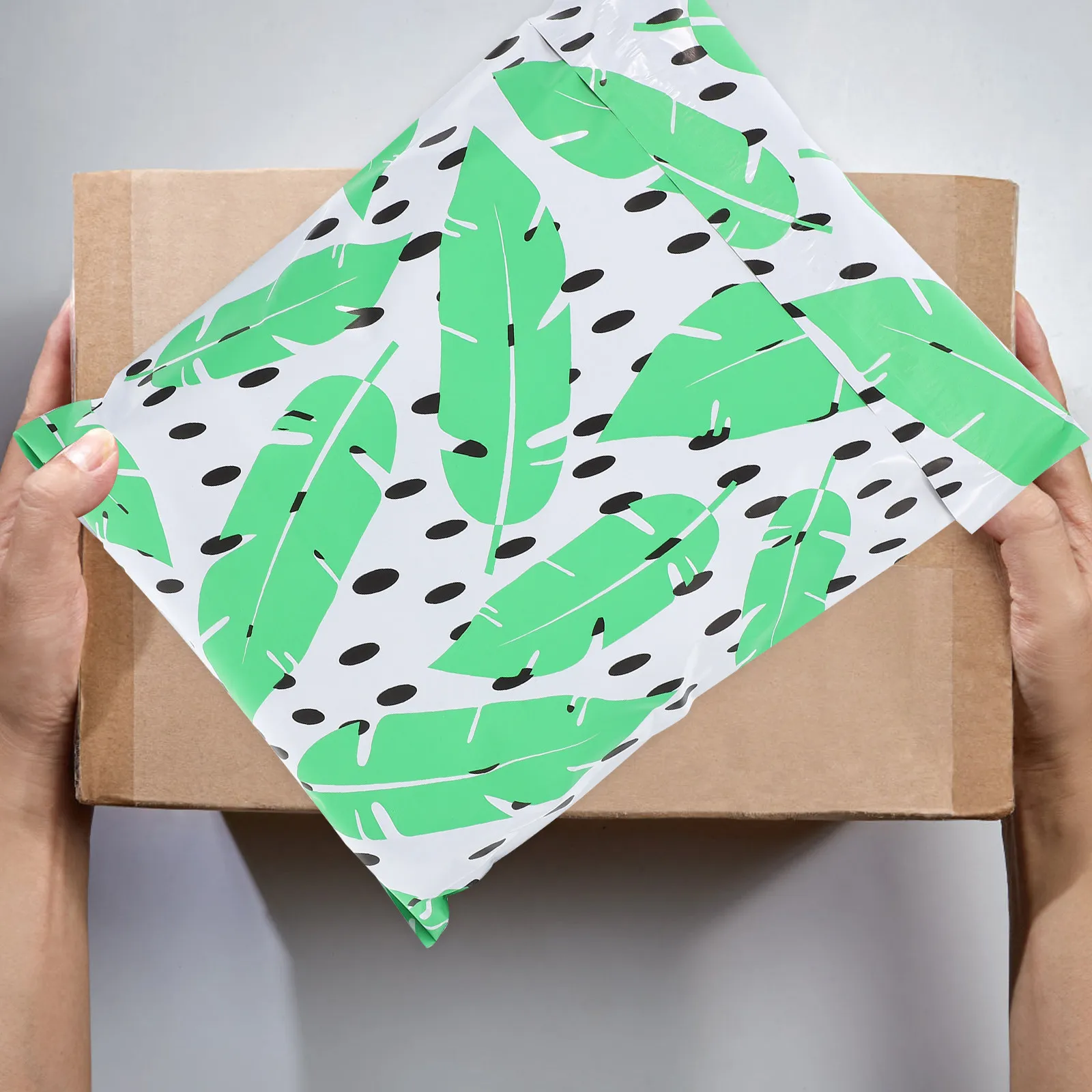 100Pcs Thick Self-Adhesive Shipping Bags Pe Waterproof Tear-Resistant Mailing Envelopes for Small Business Clothing Packaging