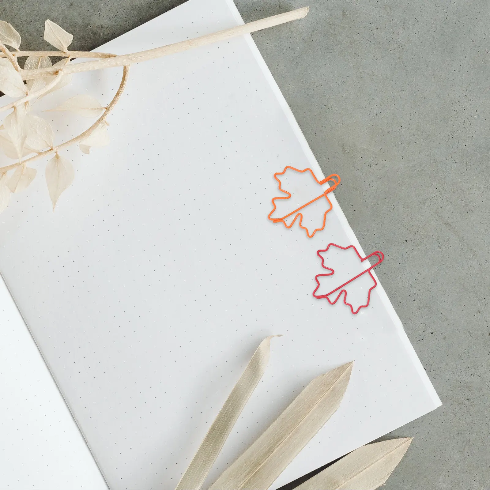 

100 шт. разноцветных металлических мини-зажимов для бумаги в форме листьев для офиса, дома, учебы, организации, милые канцелярские принадлежности, аксессуары для планировщиков