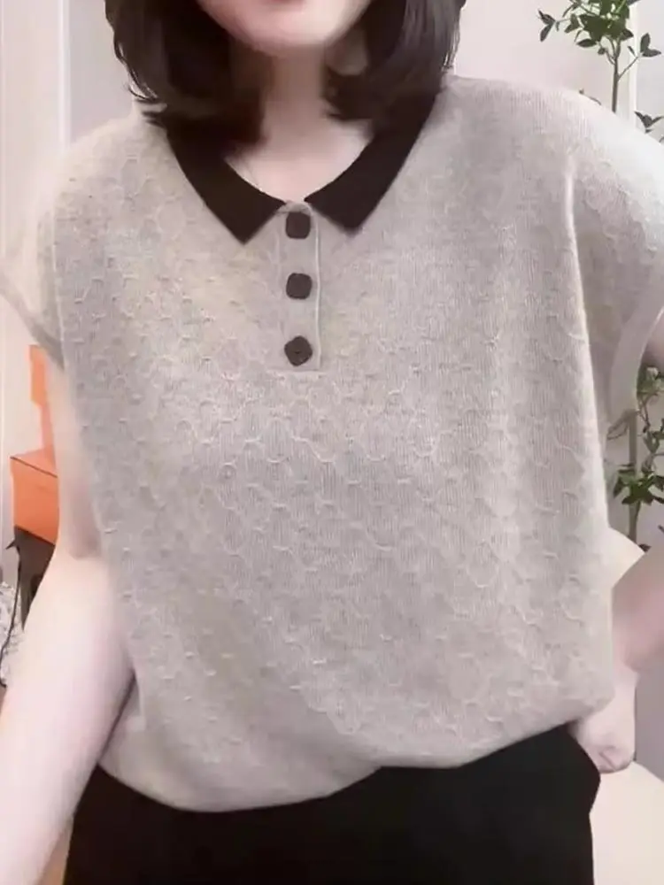 

Модный вязаный топ с коротким рукавом и воротником свободного кроя для женщин, лето 2025. Свободный и молодежный универсальный женский топ.