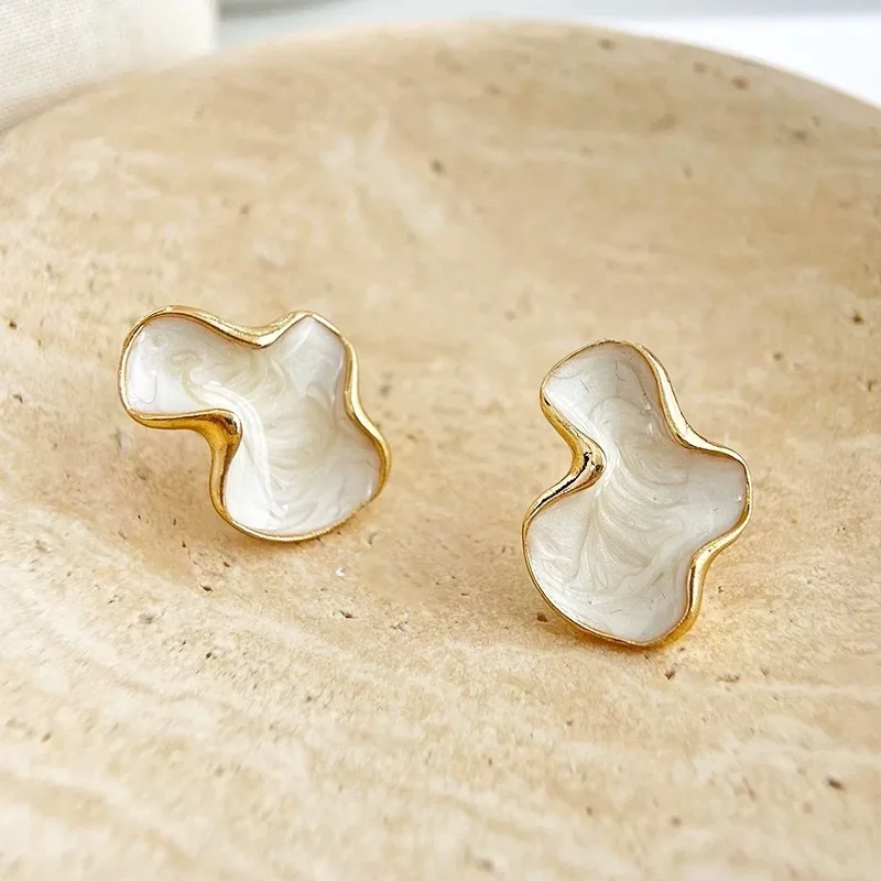 Artistic Abstract White Black Pink Color Cloud Irregular Stud Earring for Women Temperament Ear Jewelry Simple Party Gift Серьги