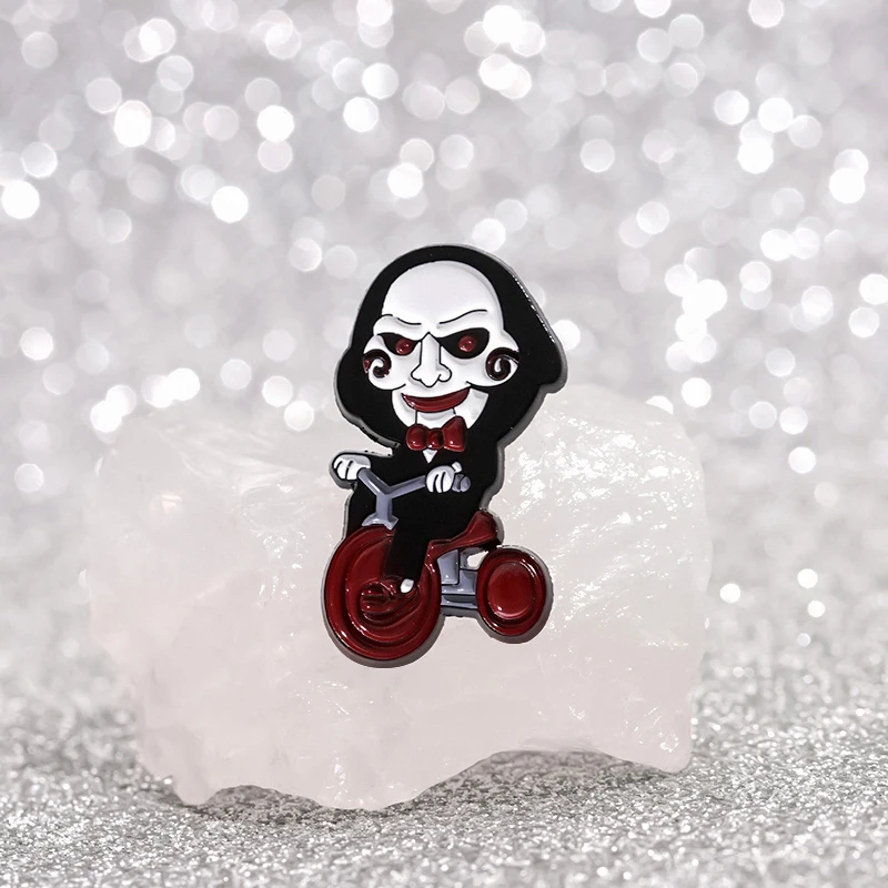 فيلم الرعب بانوراما بيلي الميكانيكية دمية المينا دبوس مهرج على دراجة هالوين بروش شارة التلبيب مجوهرات هدية للأصدقاء