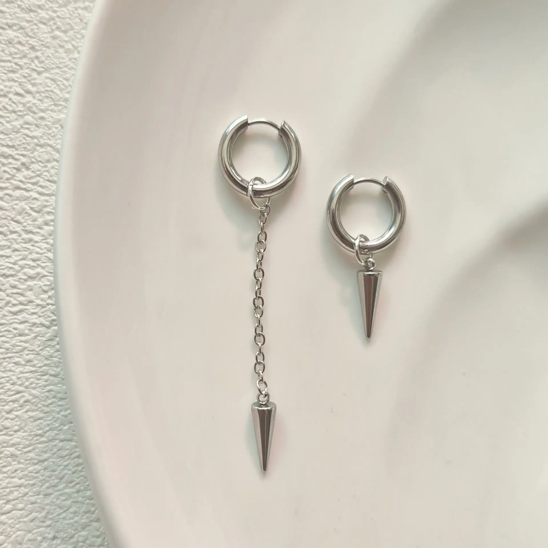 New Punk Small Pointed Cone Tassel Pendants Earrings for Women Hip Hop Personality Asymmetry Ear Buckle Fashion Party Jewelry