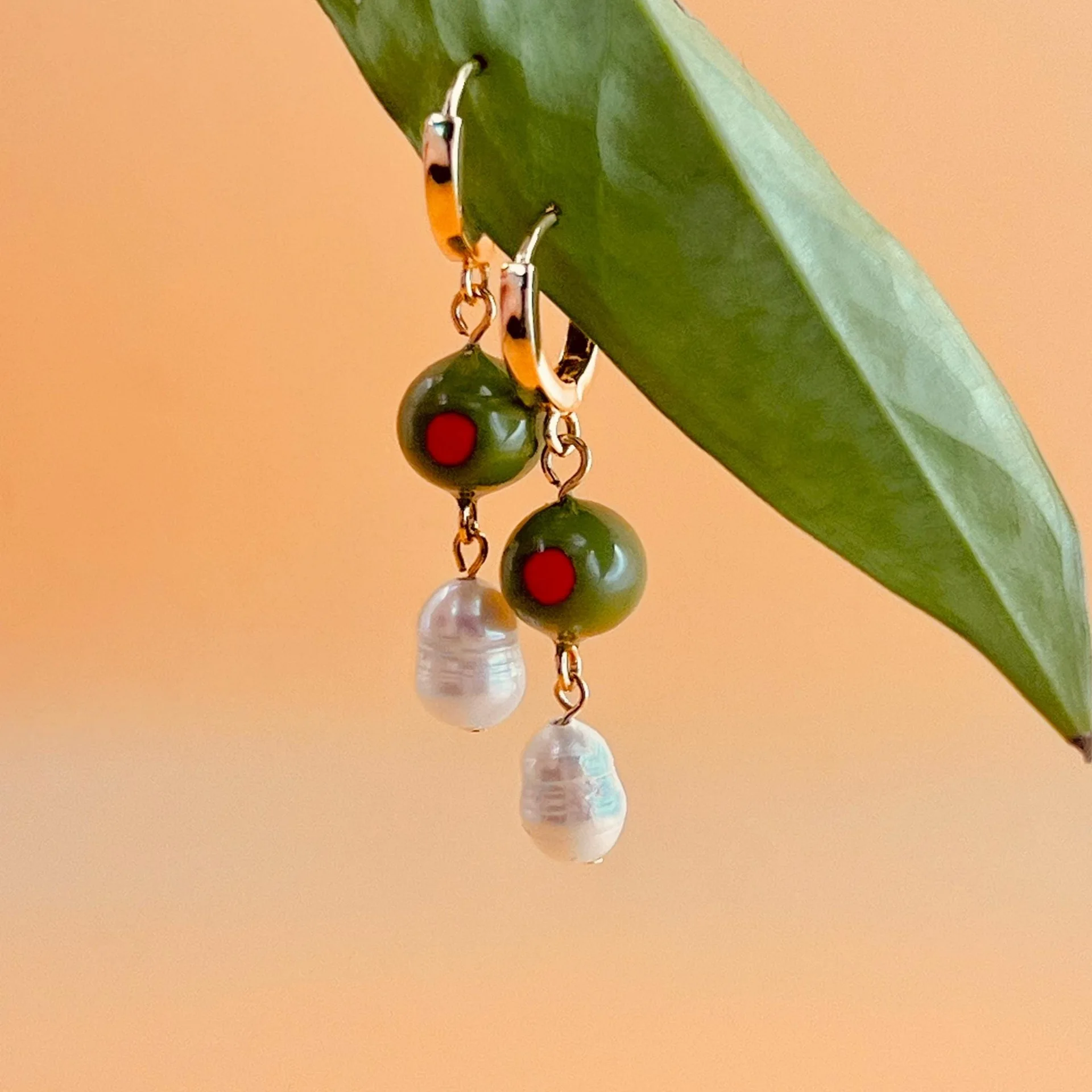 Pendientes colgantes de oliva verde creativos chapados en oro de 18 quilates aros para las orejas de perlas redondas joyería de acero inoxidable de fruta con personalidad al por mayor