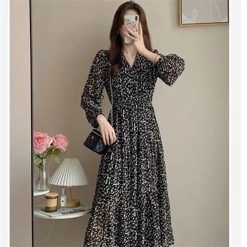 

2023 New Hepburn Style Black Fragmented Flower Dress Women's Spring and Autumn V-neck Pleated High Waist Fashion Long Dress