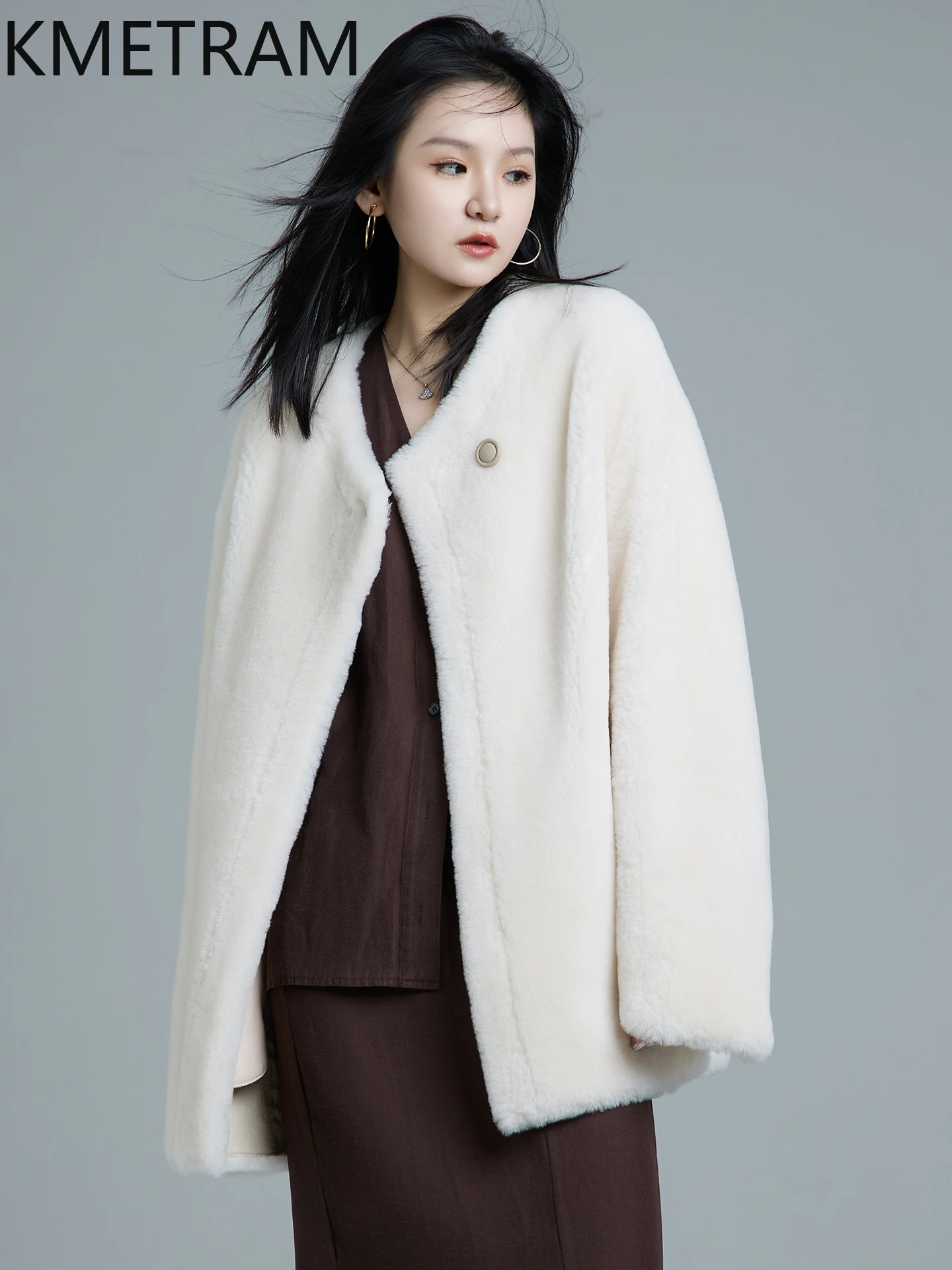 معطف فرو صوف الغنم من صوف ميرينو 100% من KMETRAM للنساء برقبة على شكل حرف v من الفرو الحقيقي سترة بيضاء للخريف والشتاء ملابس بسيطة 2025 schuba vrouwska