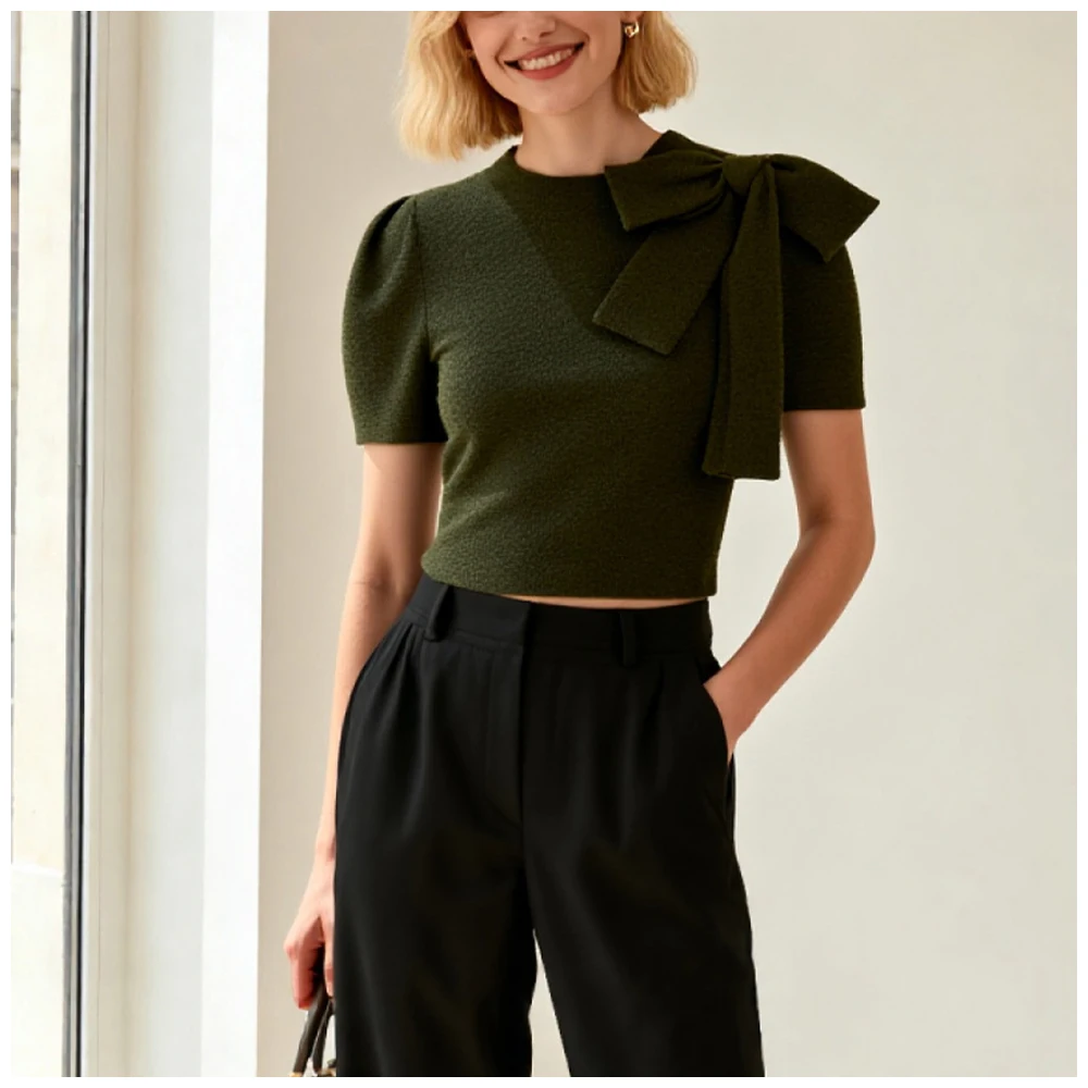 

The new European-style casual knitted bow top for winter 2025 represents a prominent fashion trend