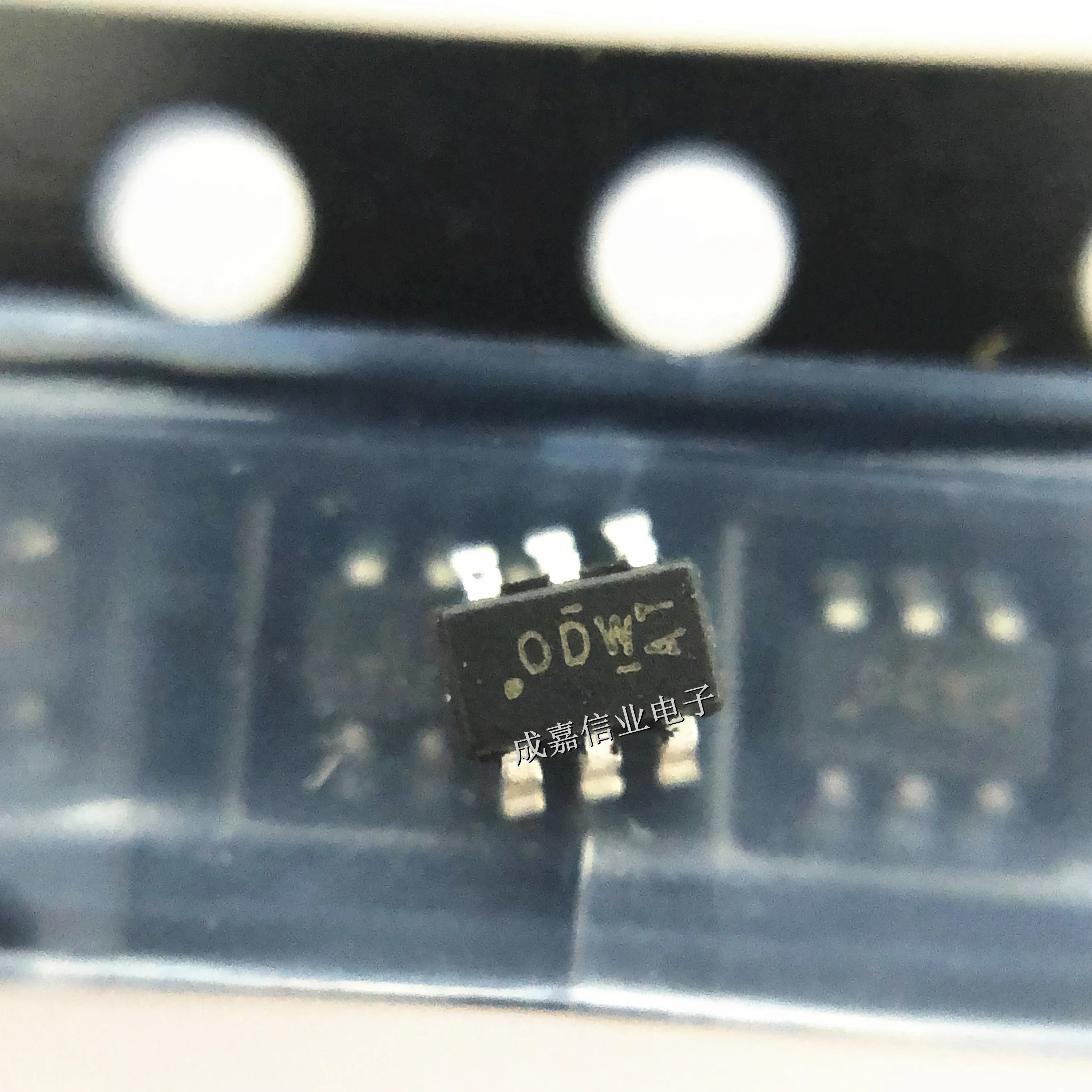 

10 шт./лот SI1403BDL-T1-E3 SOT-363-6 МАРКИРОВКА; МОП-транзисторы с P-канальным диаметром 20 В, 1,5 А, 265 мОм, рабочая температура:-55 C-+ 150 C