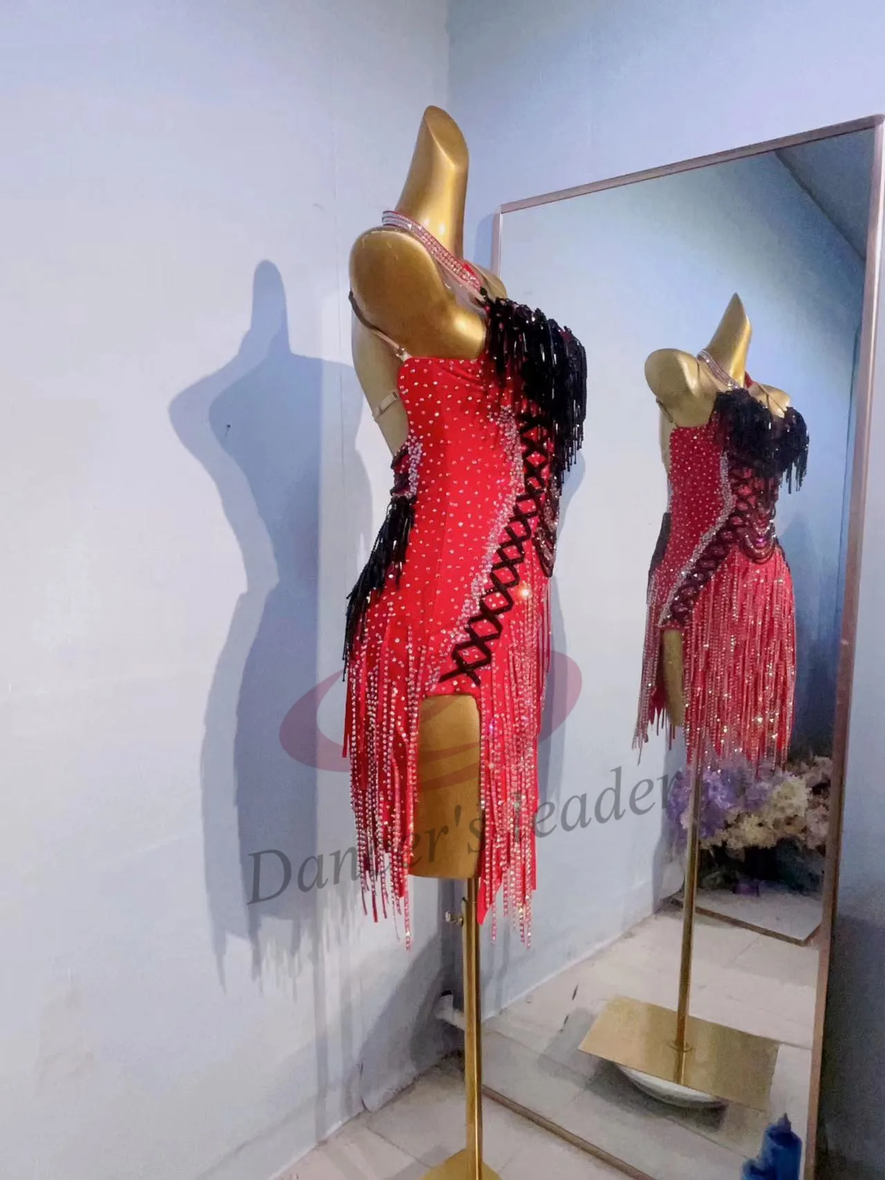 Costume de concours de salle de bal Samba latine, robe de spectacle Standard personnalisée haut de gamme avec écharpe en diamant noir et rouge