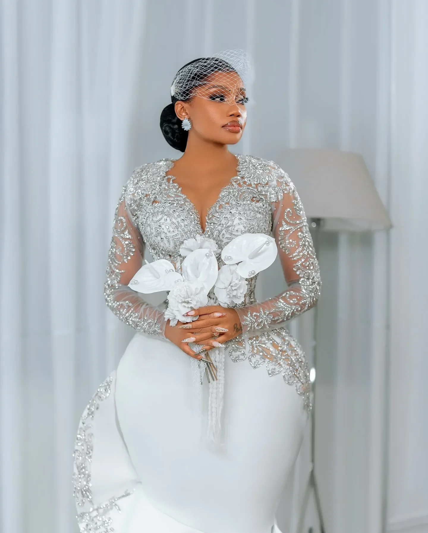 Maßgeschneidertes afrikanisches Langarm-Brautkleid mit Spitze und Perlen, Meerjungfrau-Hochzeitskleid, schwarzes Damen-Geburtstagsparty-Kleid, Größe nach oben