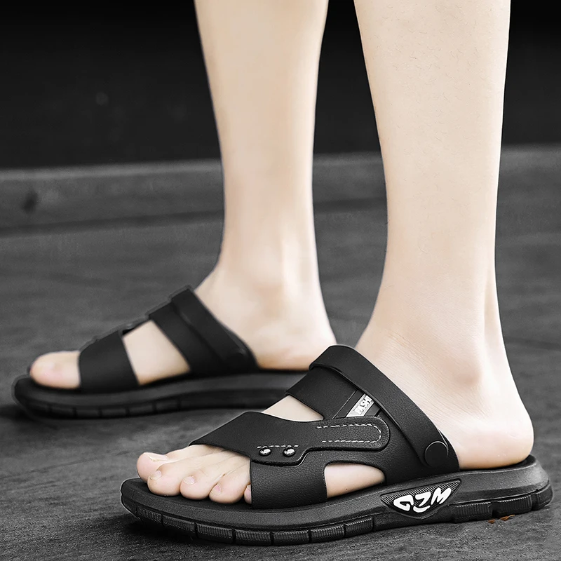 Sandalen – Geeignet für Sommer-Freizeitbekleidung und Strandgebrauch. Lederoberfläche, Slip-on-Stil.