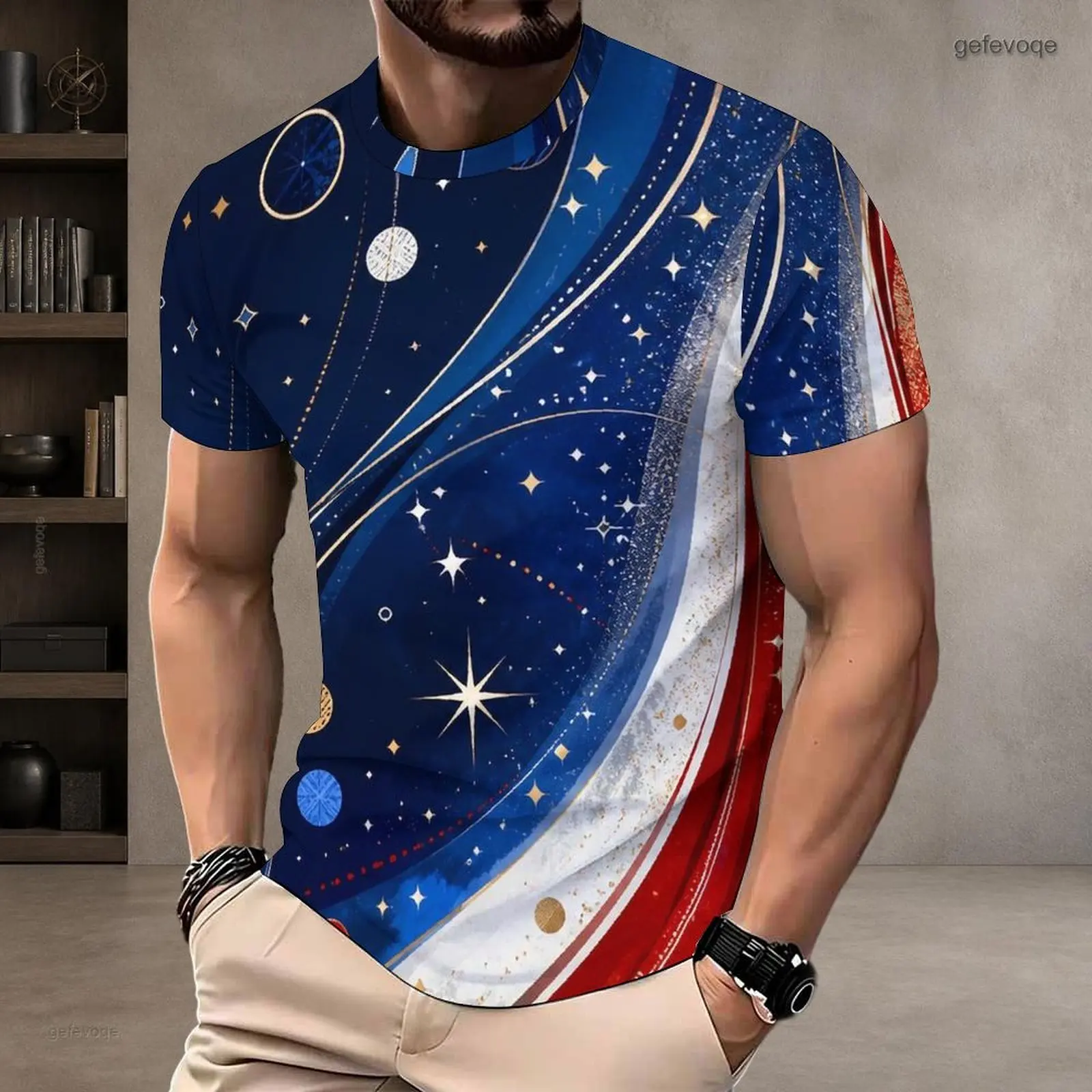 Camiseta de manga corta para hombre con estampado, de color azul oscuro con motivos de estrellas, estrellas doradas, rayas rojas, blancas y azules, y cuello redondo.