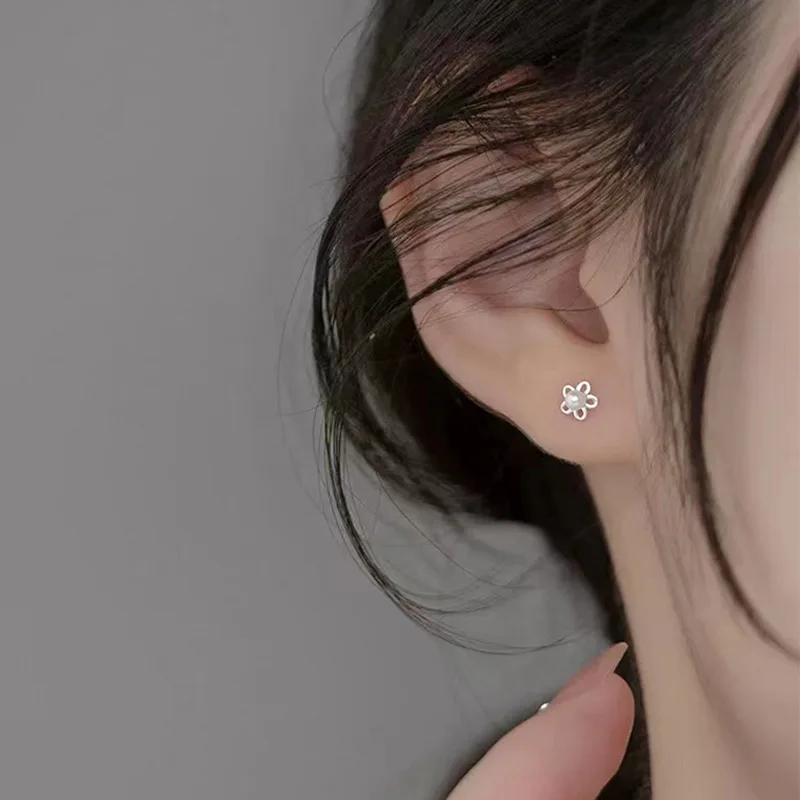 VOQ Simple Flower Stud Earrings Small Fresh Sweet Pearl Earrings for Girls Students Korean Version of Jewelry image 2