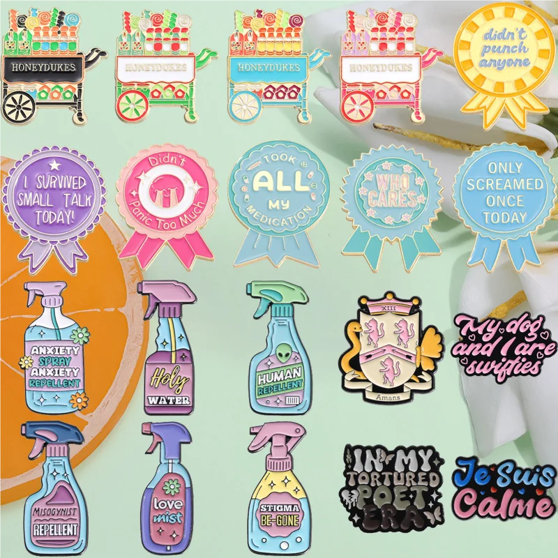 Une variété de Badges médailles épingles en émail boisson bouteille de nettoyage de voiture Design créatif broche revers bijoux ami cadeau en gros