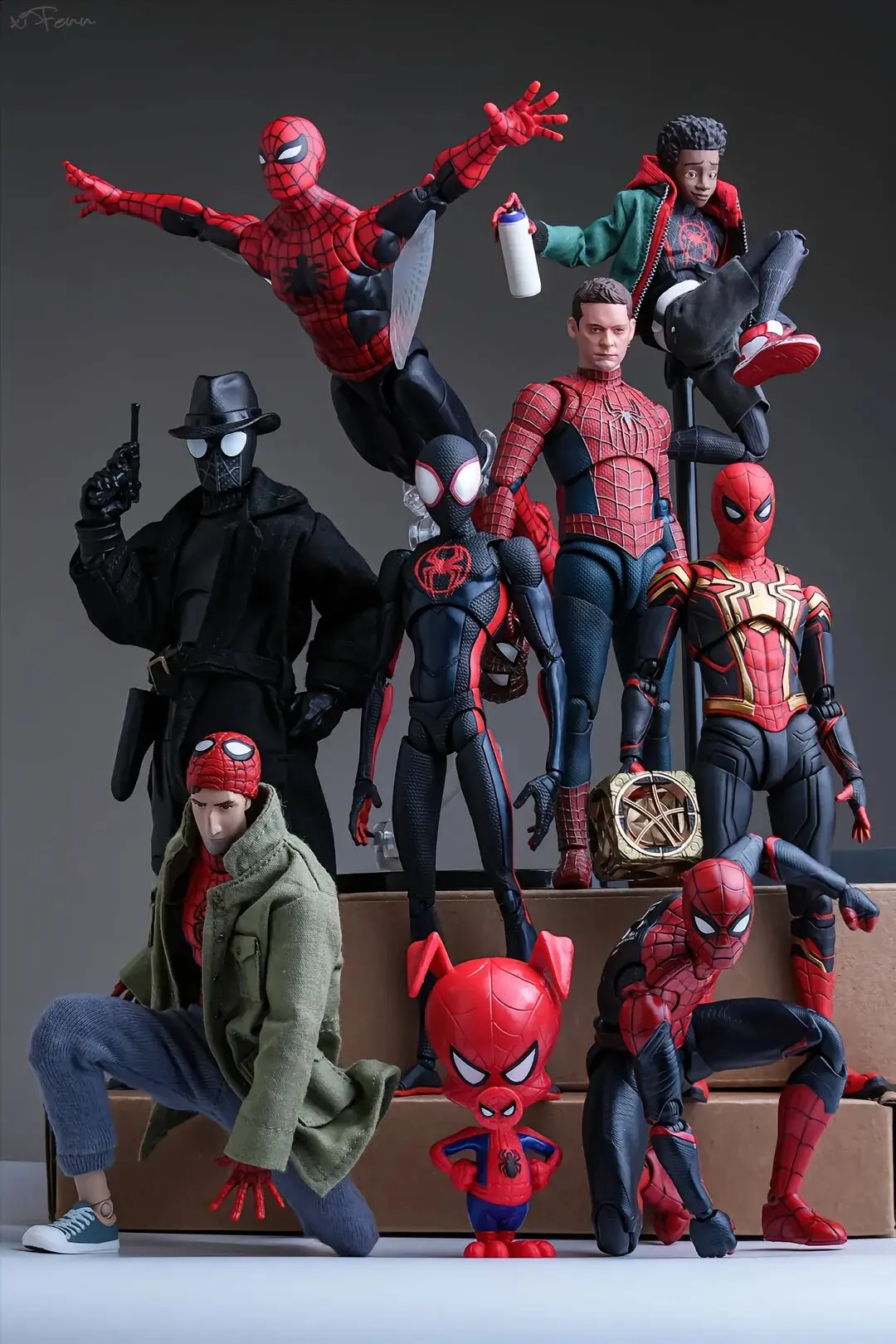 Figura de Acción Articulada SHF Miles Morales Shadow Spider-Man, Spider-Man: A Través del Spider-Verso, Peter B. Parker y Mayday Parker