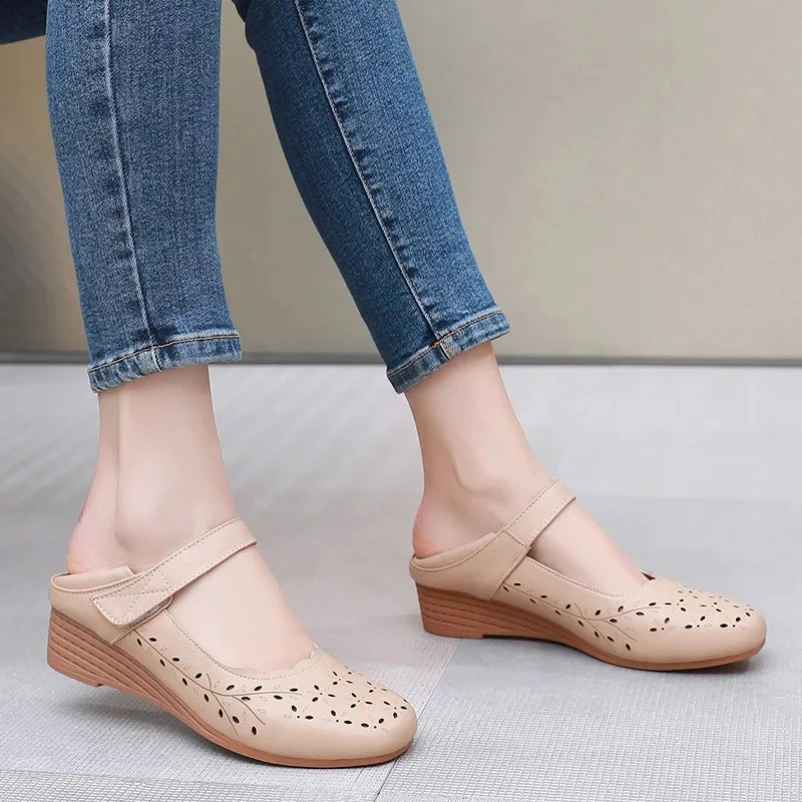 

2025 г. Туфли на танкетке. Сандалии из натуральной кожи. Летние полые женские сандалии. Удобные мягкие повседневные сандалии большого размера.