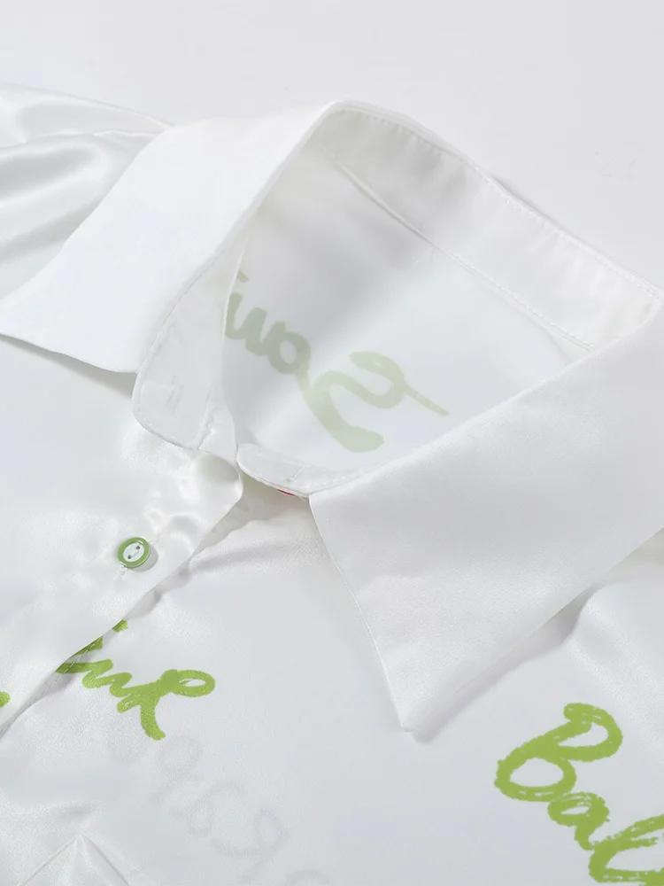 Damen Zweiteiler Set: Farbenfrohe Bluse mit Graffiti-Buchstaben-Print, Hemdkragen und Weite Hose – Urlaubskleidung – Detail 6
