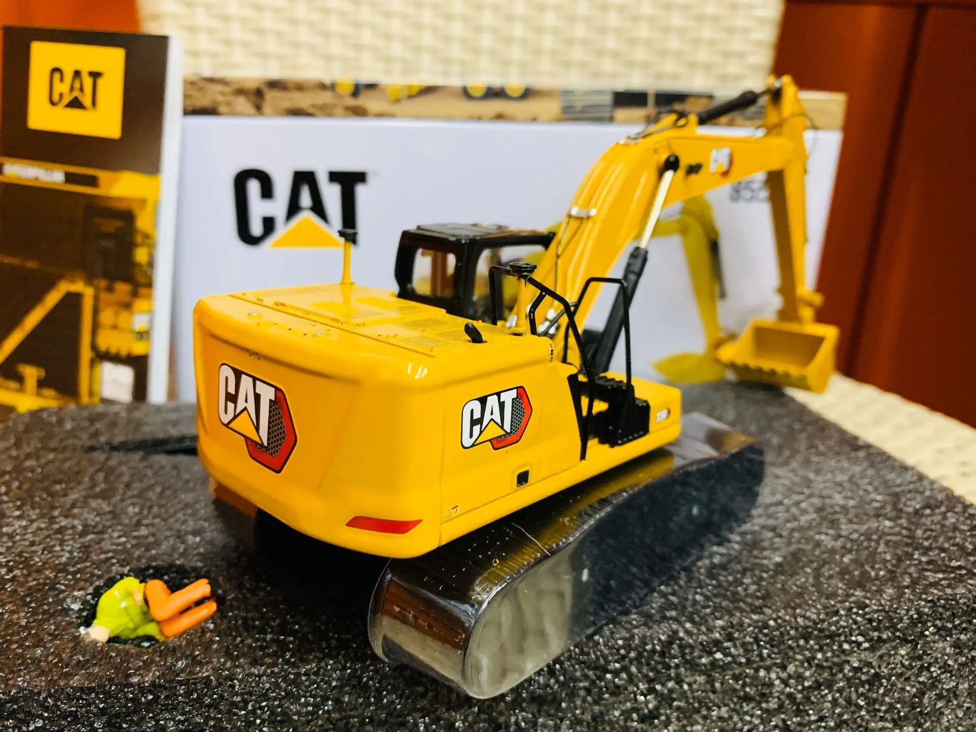 DM 330 Hydraulic Excavator Next Generation 1:50 Scale By DieCast Masters 85585