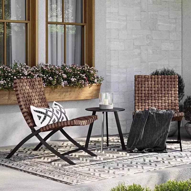 Combinação simples de sofá, mesa e cadeira de vime para exterior e casual