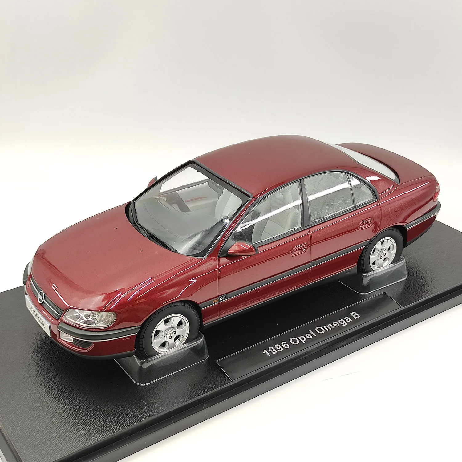 

1/18 TRIPLE9 1996 Opel Omega B Red Alloy Car Model