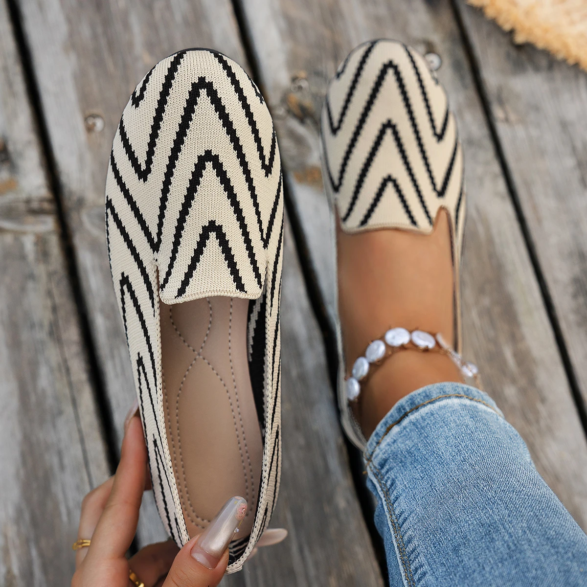 Women Flats Slip-On Casual Large Size Loafers Comfortable Knitted Pointed Toe Women Shoes Flat Spring Summer New Sneakers Women