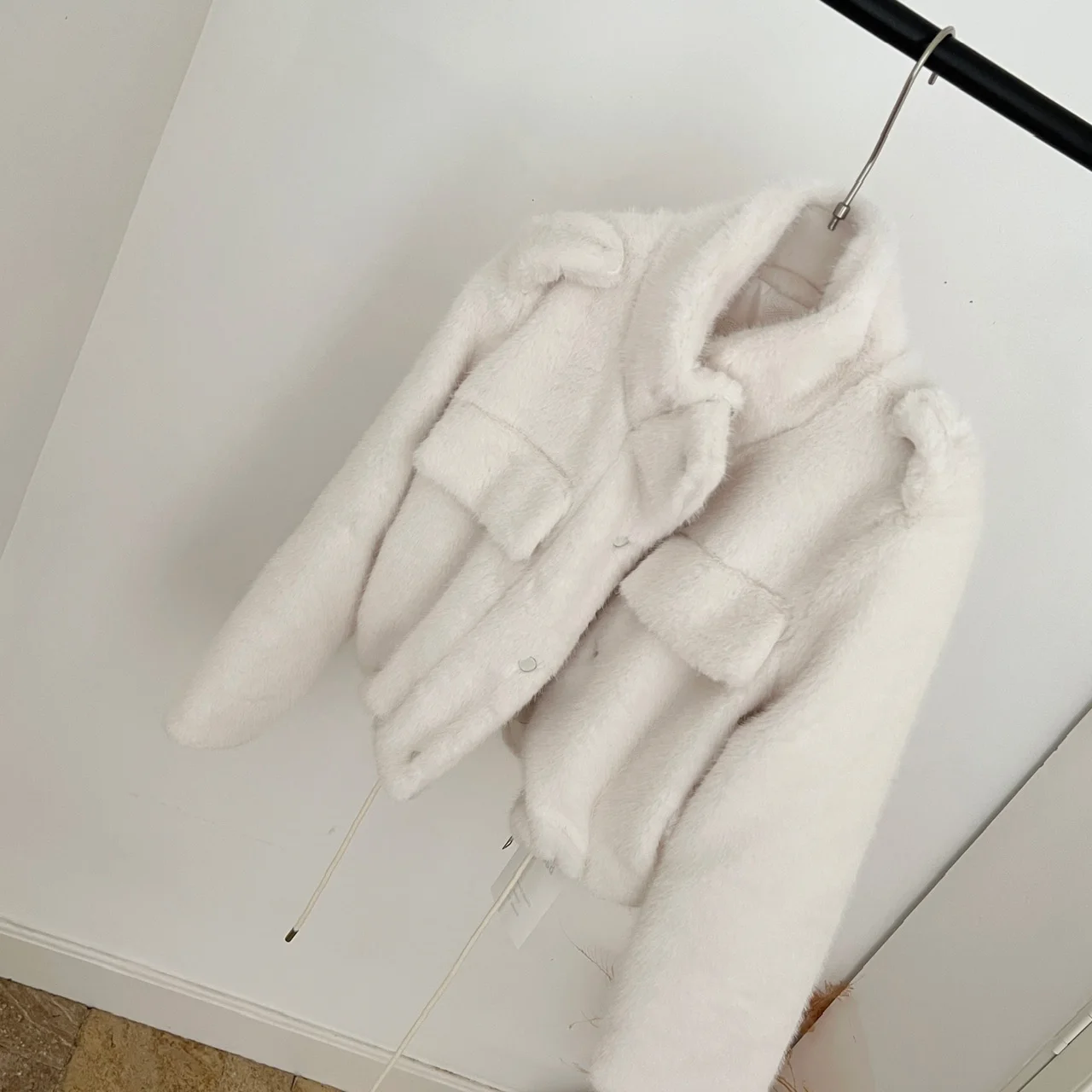 سترة نسائية للخريف والشتاء أنيقة من شعر المنك الصناعي بأكمام طويلة وفتحة رقبة الياقة المدورة ملابس خروج نسائية فضفاضة قصيرة من الفرو الصناعي ملابس خارجية