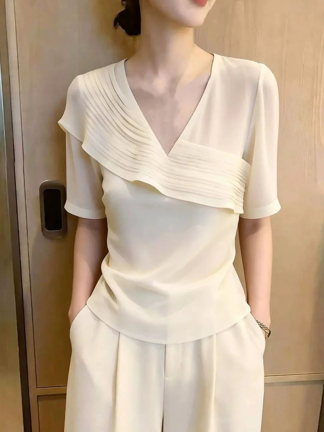 

Elegant V-Neck Short Sleeve Shirt Ruffle Hem Fine Fashionable Top for Younger Looking Versatile Stylish Korean Style Silk Blouse
