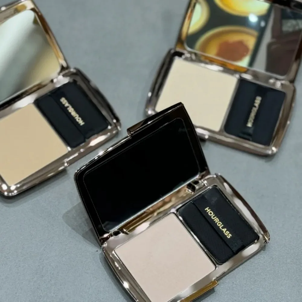 แป้งฝุ่นอัดแข็ง HOURGLASS เนื้อแมทท์ ควบคุมความมัน ติดทนนาน เนื้อเนียนละเอียด สำหรับทุกสภาพผิว เครื่องสำอางสำหรับแต่งหน้า