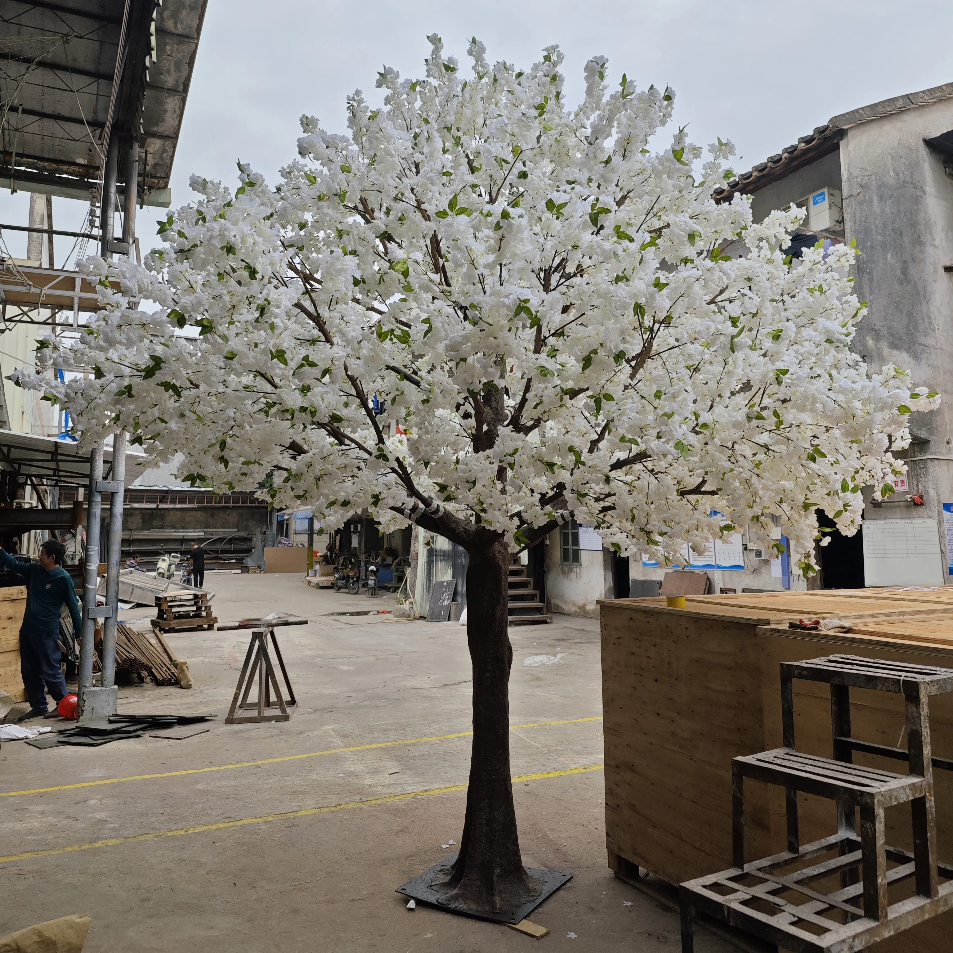 Custom Cheap Indoor Fiberglass Large White Faux Sakura Flower Artificial Big Cherry Blossom Tree for Outdoor Wedding Decoration