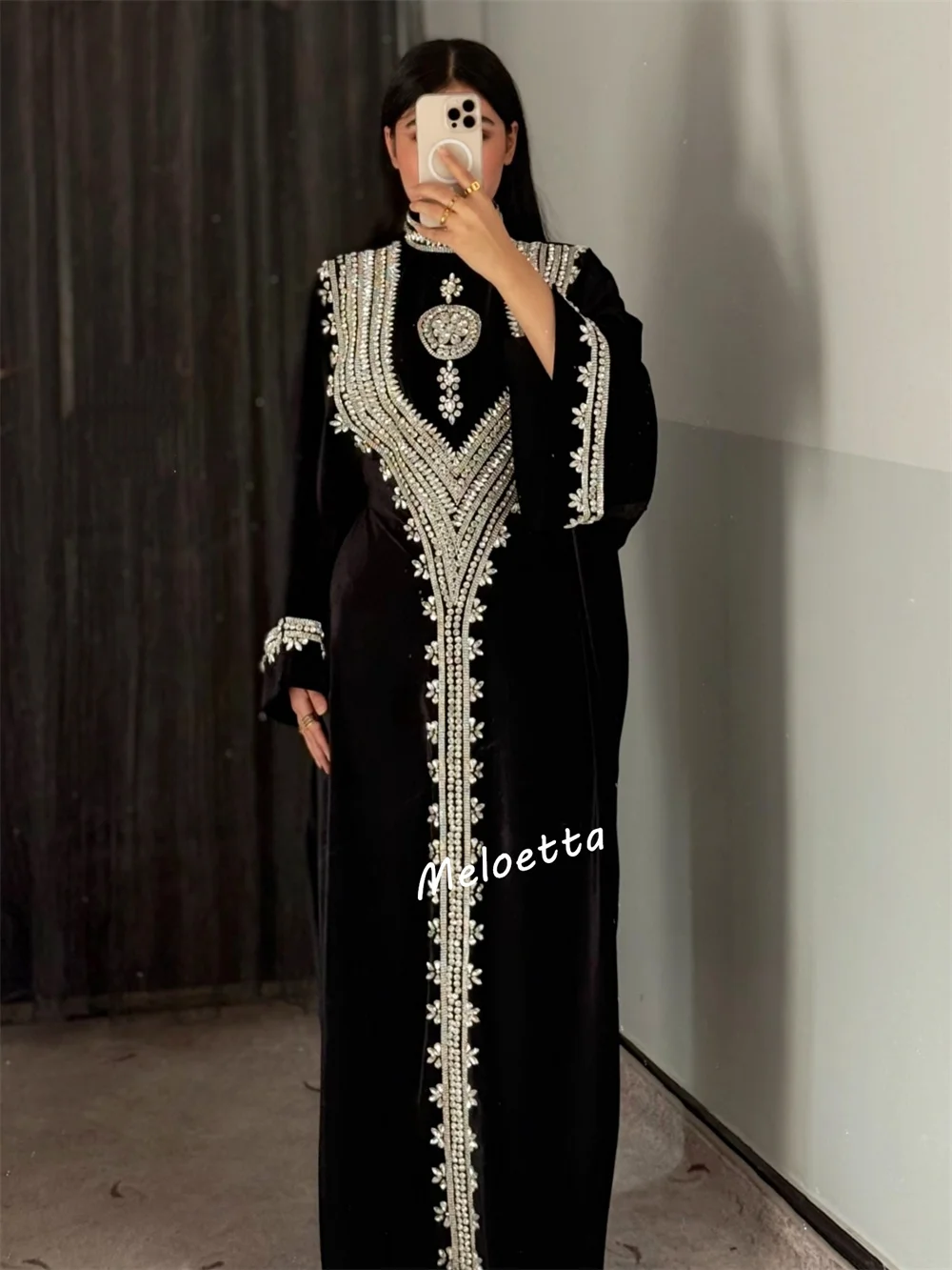 فستان سهرة رسمي لامع عالي الجودة بأكمام طويلة في المملكة العربية السعودية مناسبة مخصصة لحفلات الزفاف الأنيقة