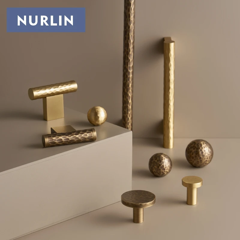 Nurlin handgefertigte Schrank- und Schubladenknöpfe aus massivem Messing mit Hammermuster, mattgoldene Antik-Bronze-Möbel, Kleiderschrank, lange Griffe