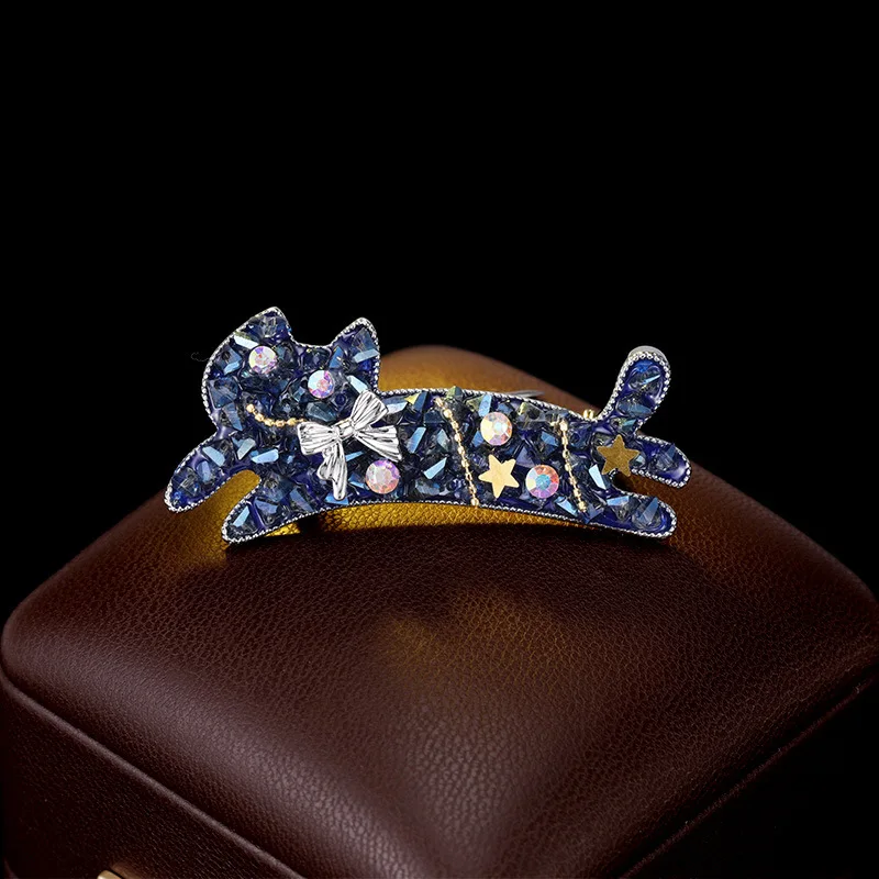 

Fashion Cartoon Cute Cat Crystal Brooch for Women, Unique Design, Elegant Blazer Accessory, Exquisite Hair Clip