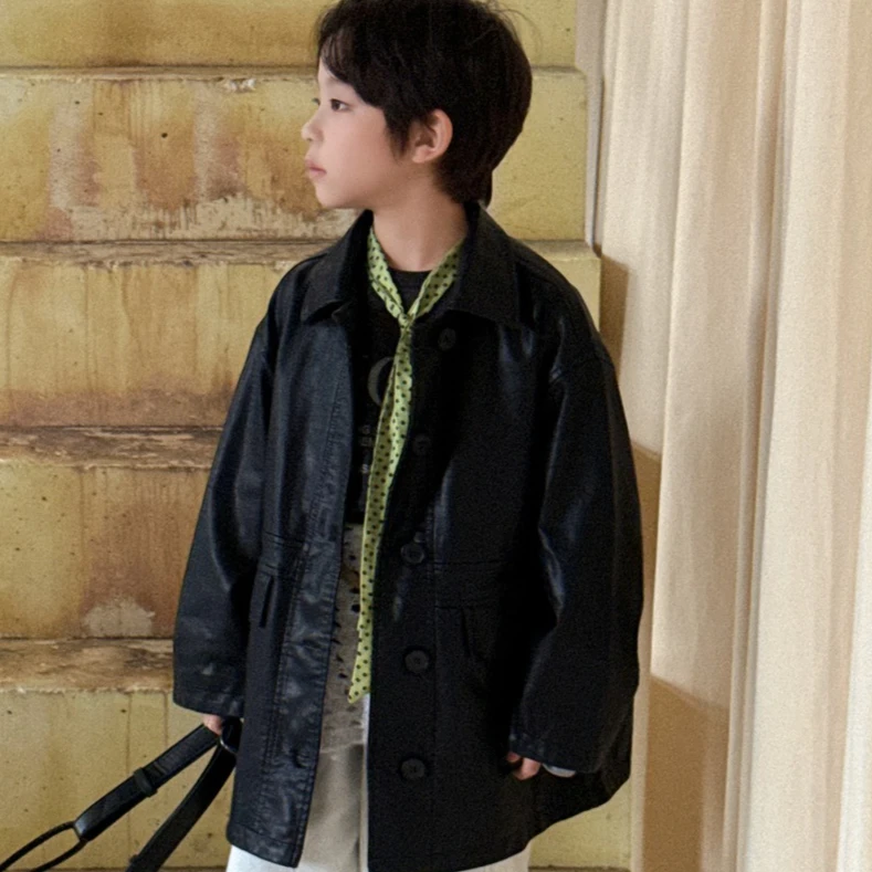 

Пальто 2023, осенняя новая детская одежда в корейском стиле для мальчиков и девочек, модная длинная красивая кожаная повседневная простая универсальная одежда