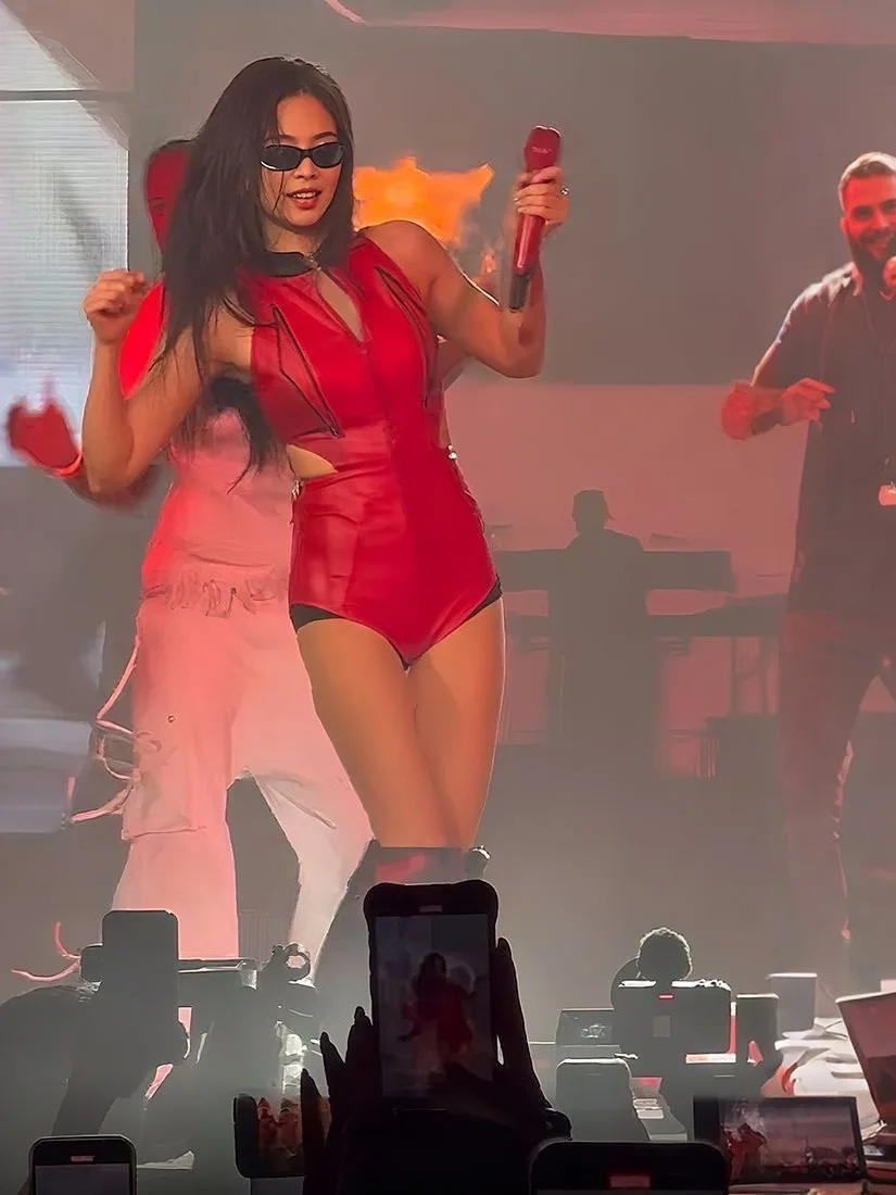 

Красный байкерский костюм из искусственной кожи с асимметричной юбкой, цельный костюм с воротником-стойкой на молнии для женщин, летний тонкий полиэфирный волокно