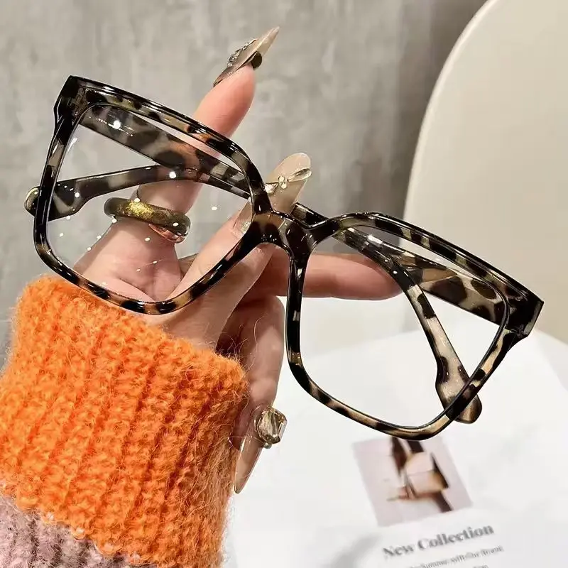 1-teilige klassische modische Damenbrille mit quadratischem Rahmen und klaren Gläsern – stilvolles Accessoire für den täglichen Gebrauch und die Fotografie – Detail 4