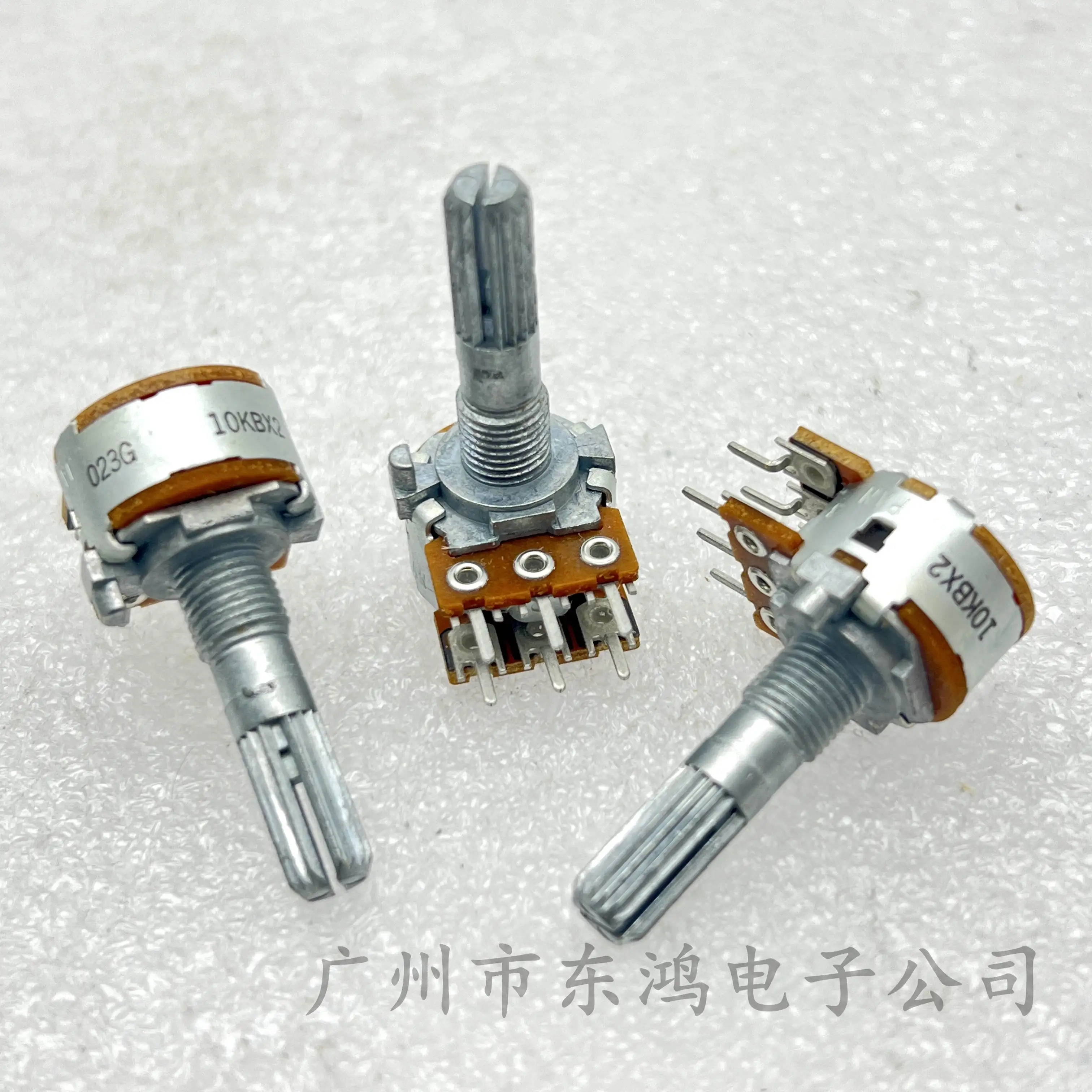 ALPS RK163 16 тип B10Kx2 двойной шестиконтактный потенциометр громкости, импортированный из Японии, длина вала 25 мм ALPS RK163 16 тип B10Kx2 двойной шестиконтактный потенциометр громкости, импортированный из Японии, длина вала 25 мм