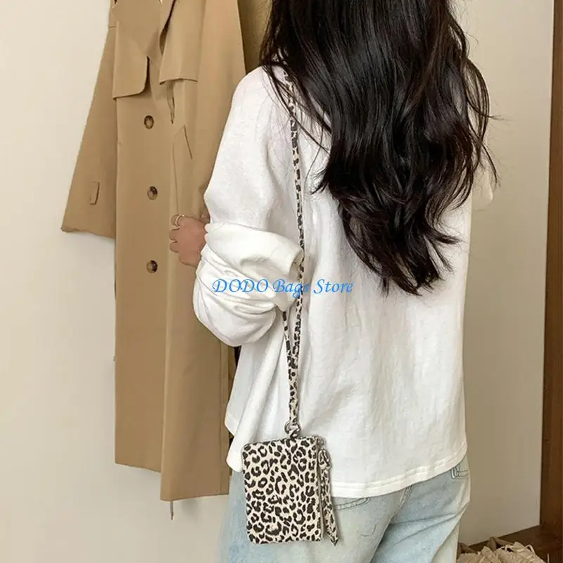 여행 및 쇼핑을 위한 끈 열쇠 주머니와 목 코드 PU 가죽 지갑이 있는 휴대용 표범 인쇄 동전 가방