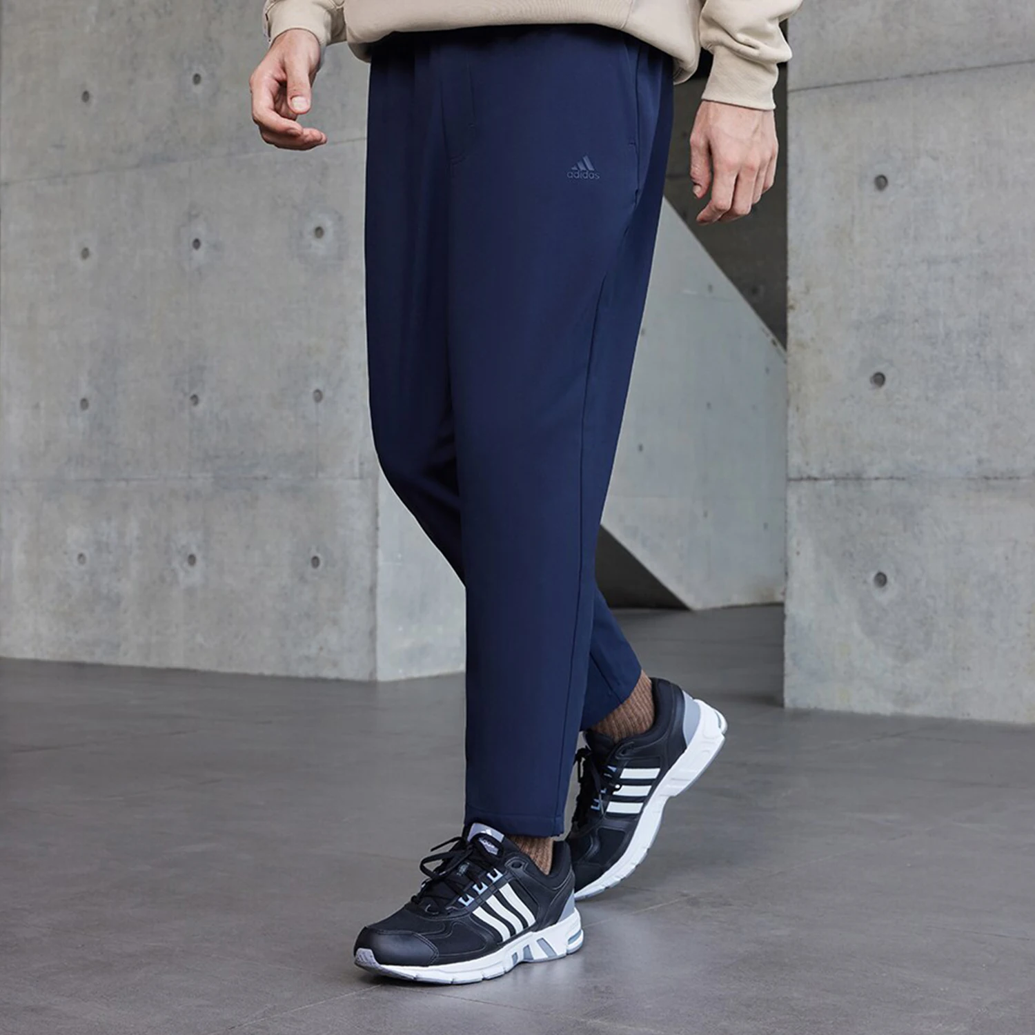 

Adidas оригинальные новые мужские минималистичные повседневные зауженные брюки IV7590