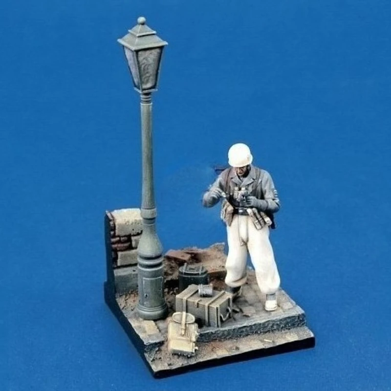 1/35 Scale Die-Cast Resin Figure Model Kit German Paratrooper Vignette & Base Unassembled and Unpainted