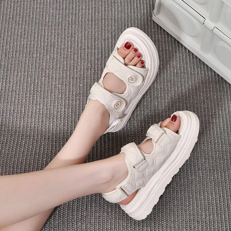 Platformowe buty damskie czarne letnie 2024 obuwie sandały dla kobiet Outdoor Chic i eleganckie codzienne buty wygodne Vip Korea