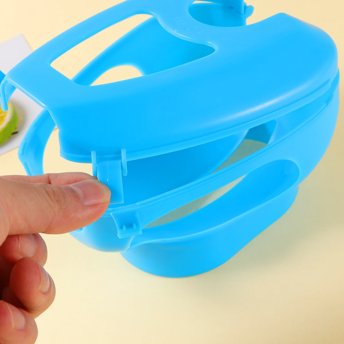 

Pigeon Fixed Mount Bird Cage Bracket Holder Feeder Durable Easy Use Pet Racing Millet Feeders Waterers Bird