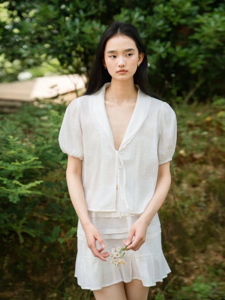 

Женский комплект: блузка с глубоким V-образным вырезом и бантом, юбка-карандаш свободного кроя во французском стиле