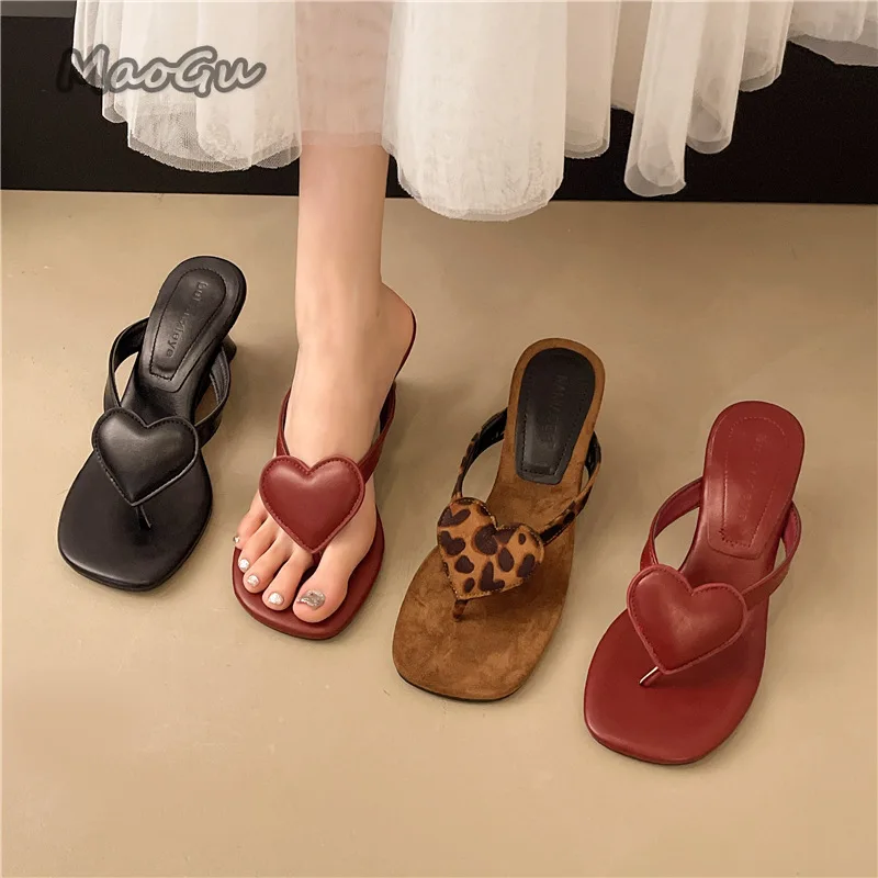 

Женские модные шлепанцы на танкетке с черным леопардовым принтом в форме сердца, женская уличная одежда, летние сандалии 2024, обувь без шнуровки 35 39