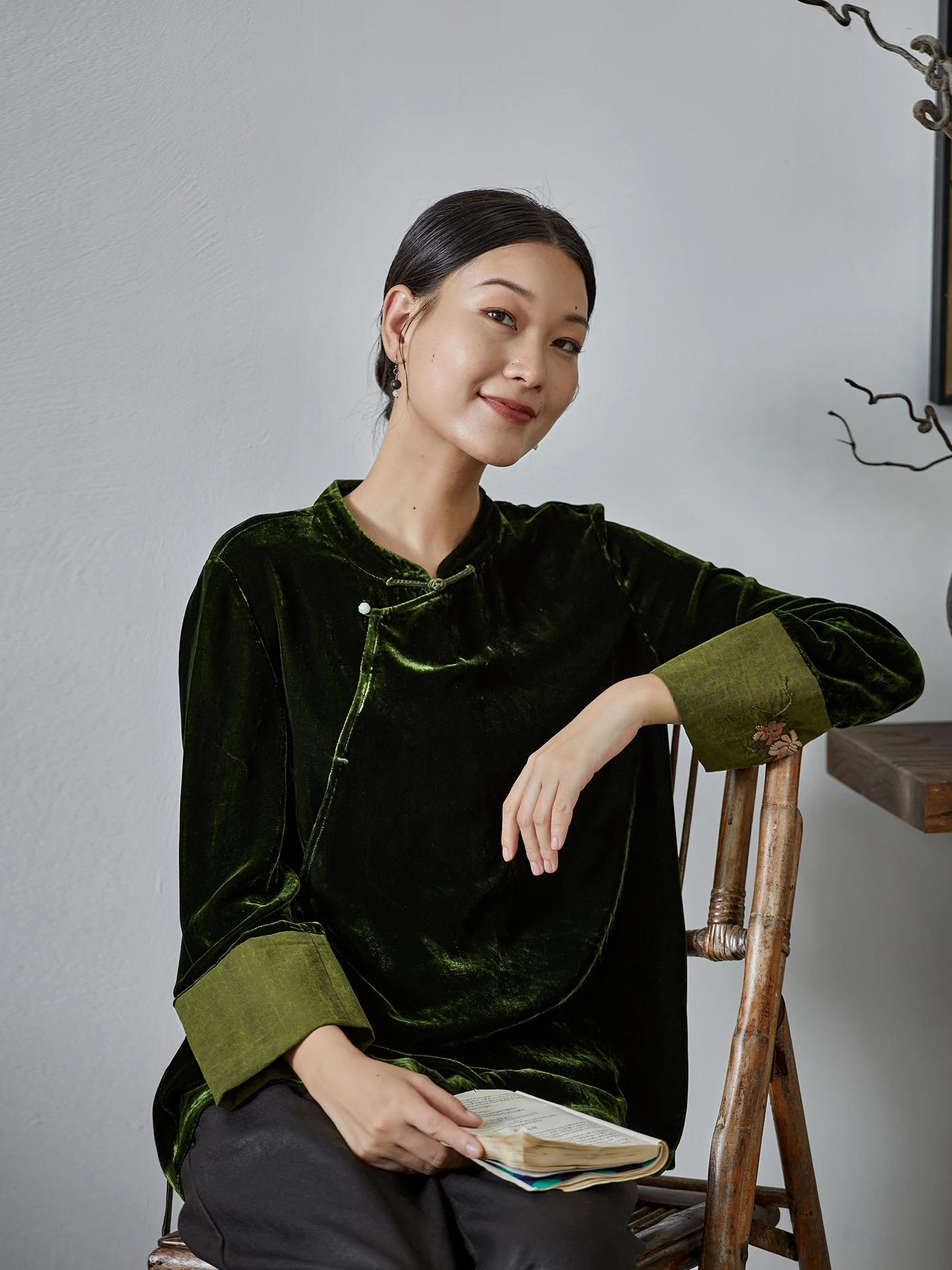 

Ограниченная серия: Оригинальный дизайн, шелковый бархатный топ с вышивкой, женская осенняя верхняя одежда, теплая рубашка с длинными рукавами на пуговицах