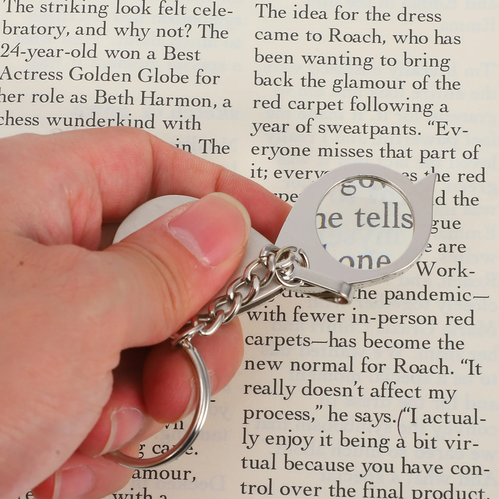 

2Pcs Portable Magnifying Glass Mini Key Rings Handheld Reading Magnifier Pocket Keychain Magnifier for Jewelry Newspaper Books