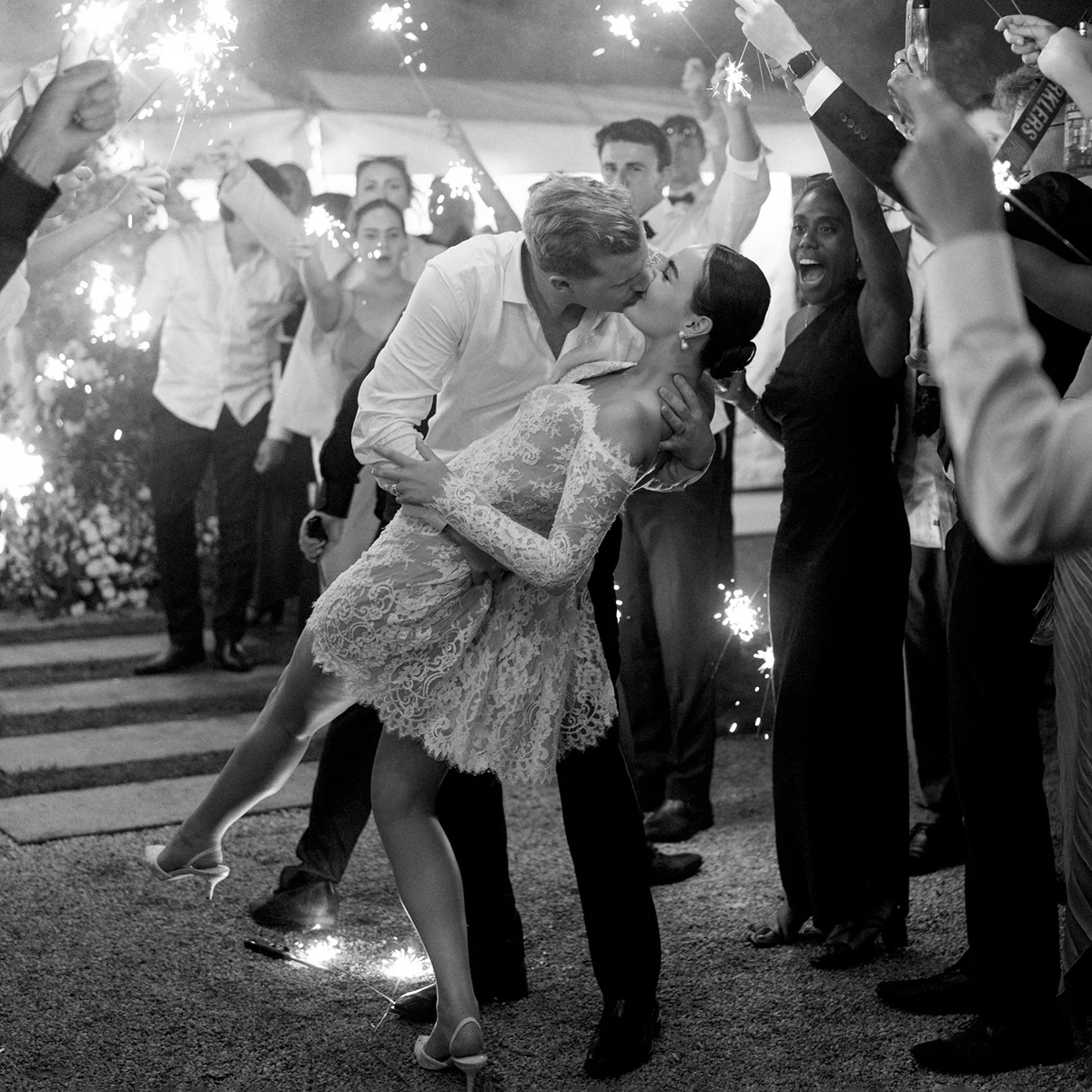 Mini abito da sposa in pizzo personalizzato con spalle scoperte maniche lunghe orlo smerlato abiti da sposa corti e soffici taglie forti con reggiseni