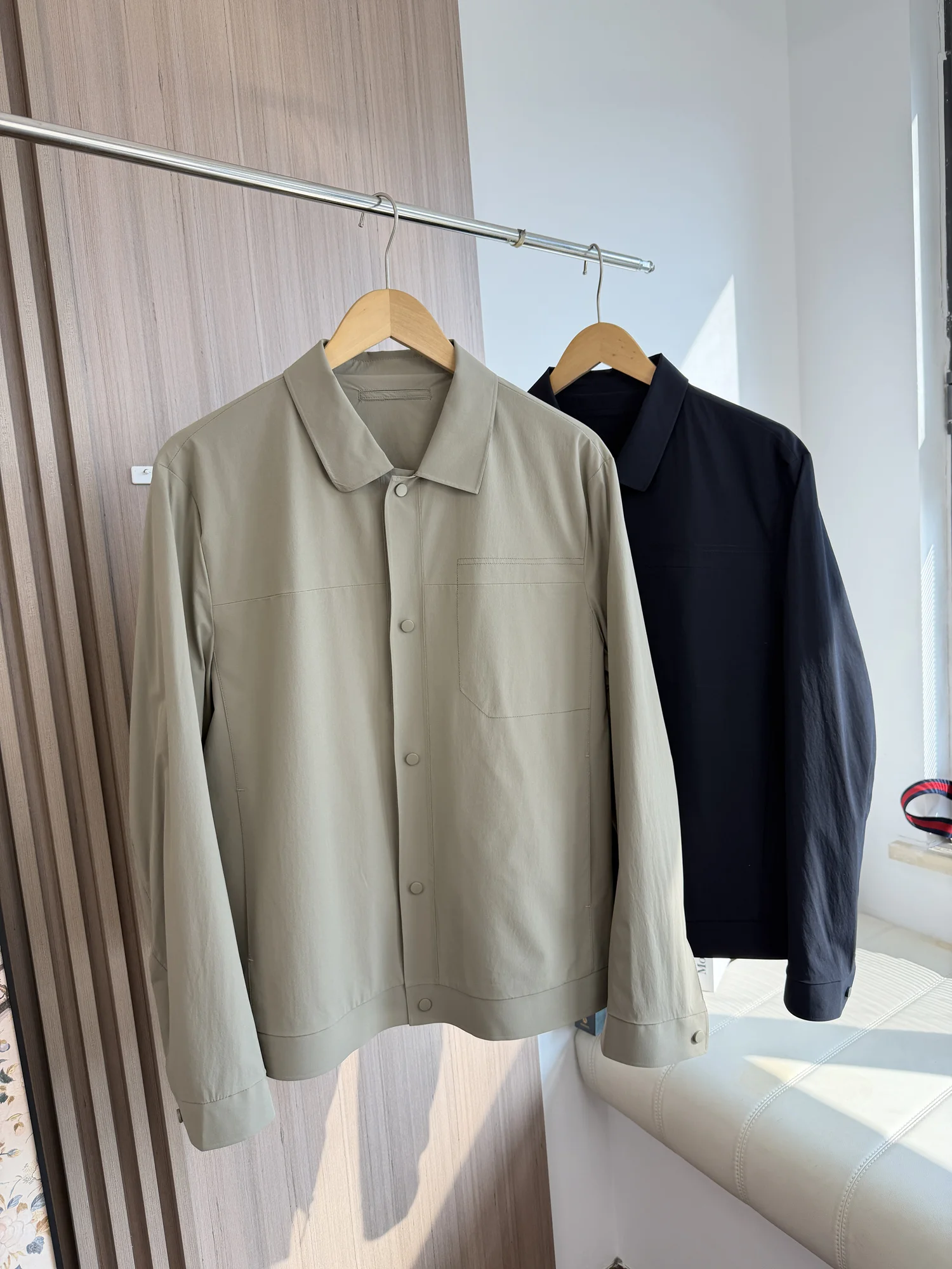 

Мужская легкая весенняя куртка для активного отдыха в городском стиле, дышащая, стандартного кроя, с длинными рукавами и отложным воротником