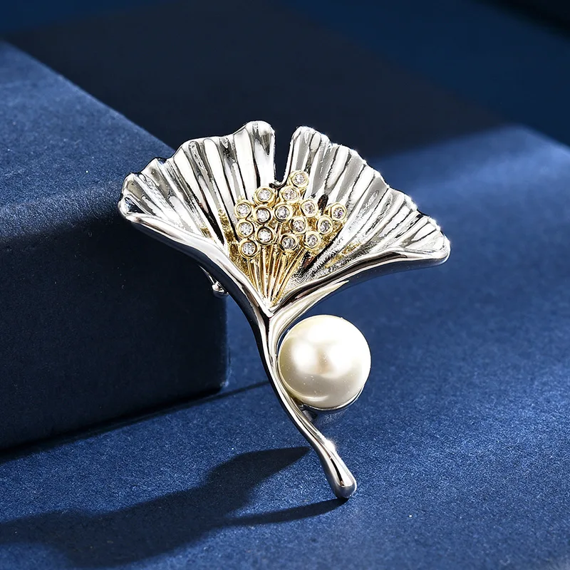 Women's Light Luxury Delicate Pearl Two-color Gingko Leaf Brooches Spring and Summer Niche Accessories Corsage Lapel Pins