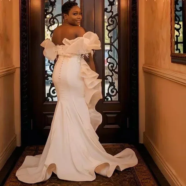Abiti da sposa a sirena personalizzati con spalle scoperte Abiti da sposa taglie forti con volant in rilievo Sweep Train Satin Vestido De Novi